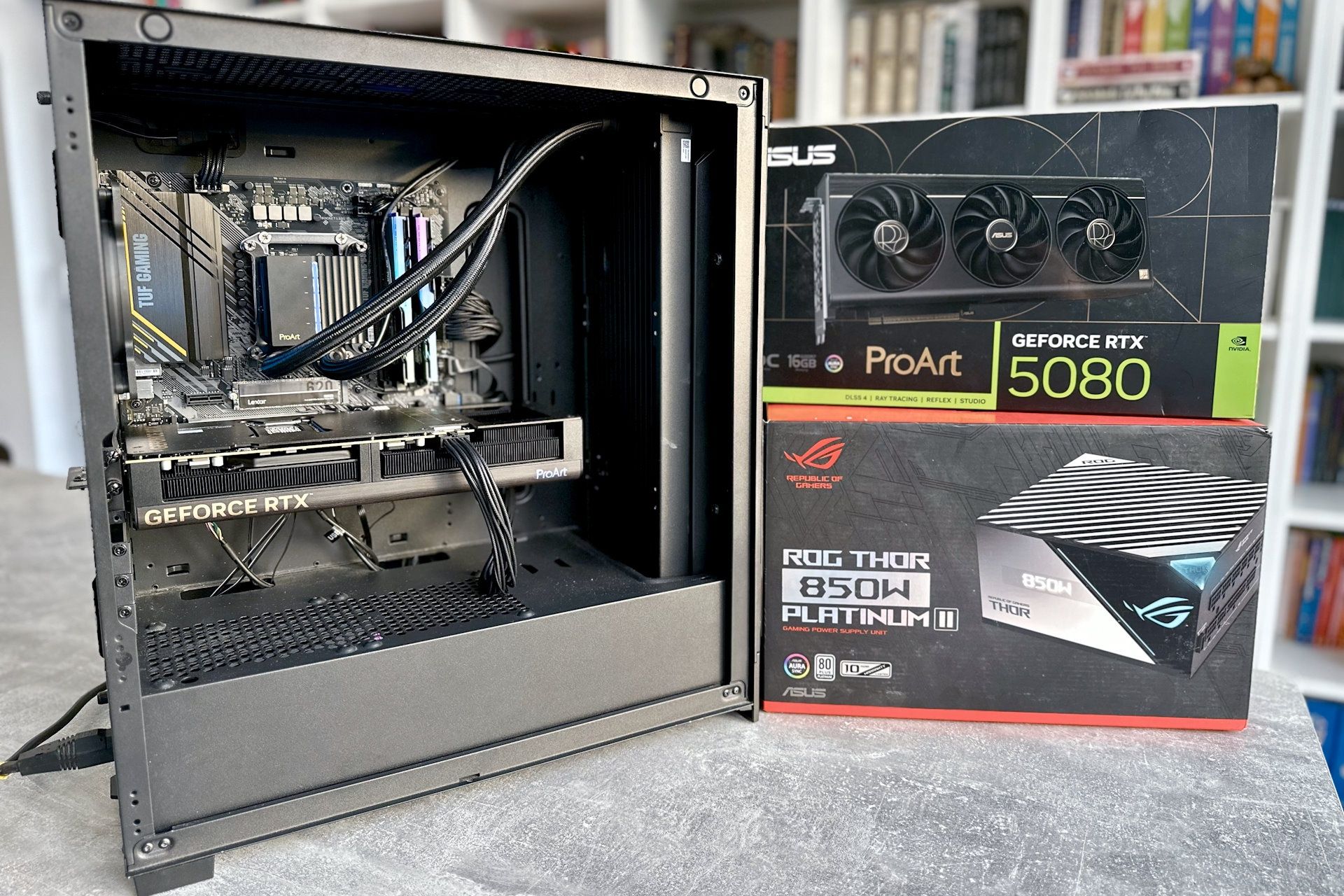 ASUS GeForce RTX 5080 ProArt OC Edition - w PC, ale z kartonami obok