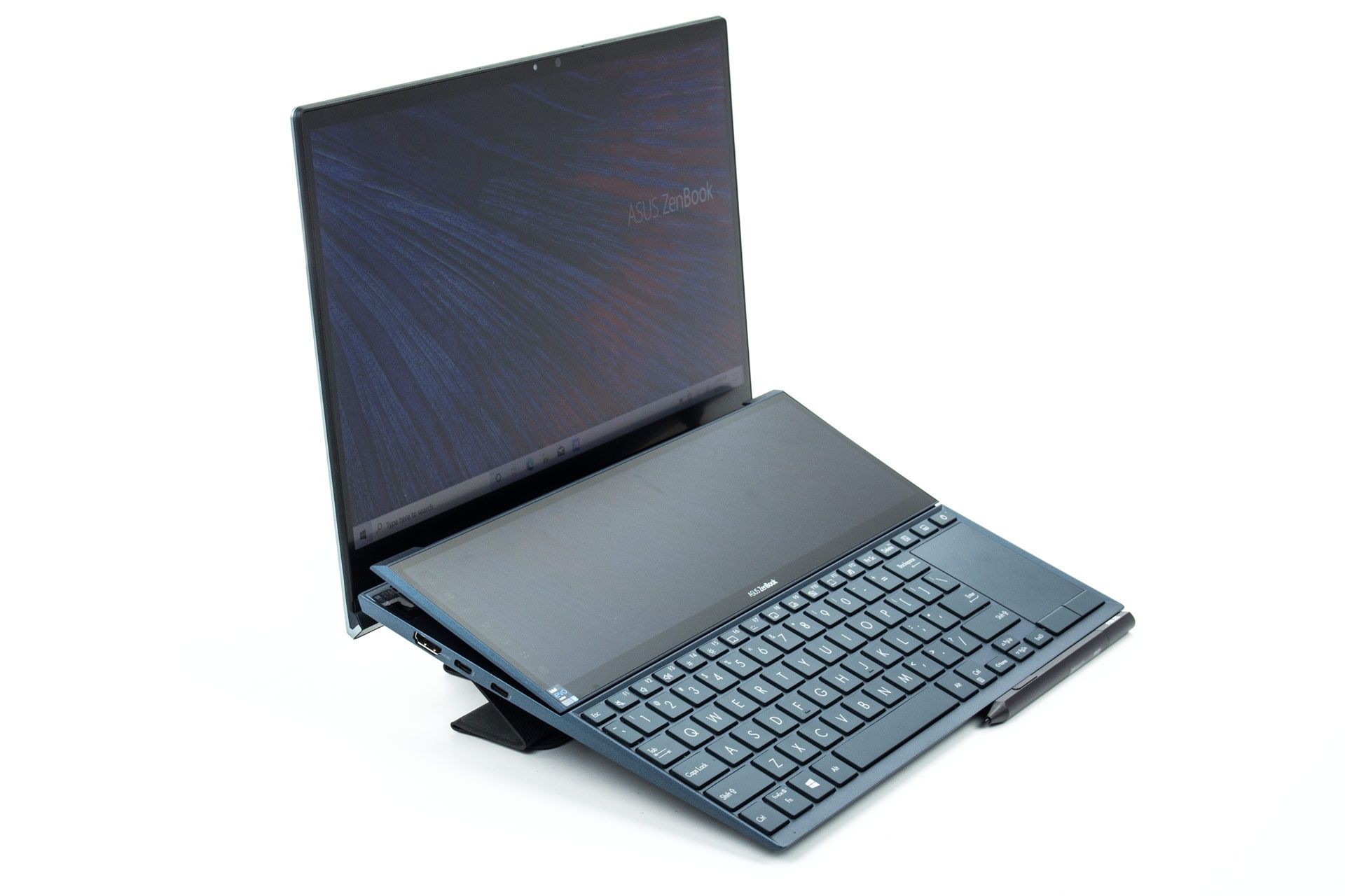 Laptop ASUS ZenBook Duo UX482E na podstawce