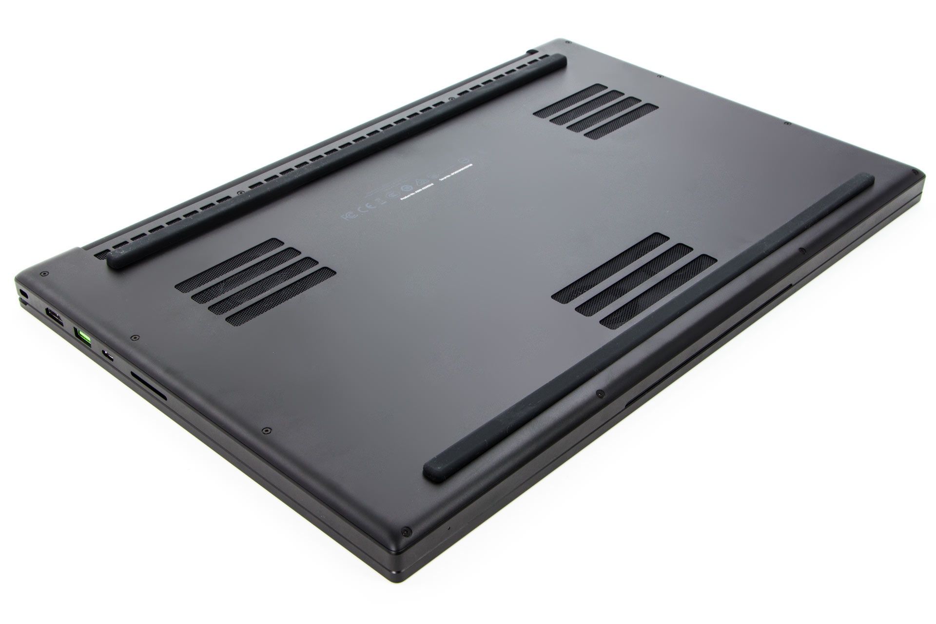 Razer Blade Pro 17 2020 - od spodu