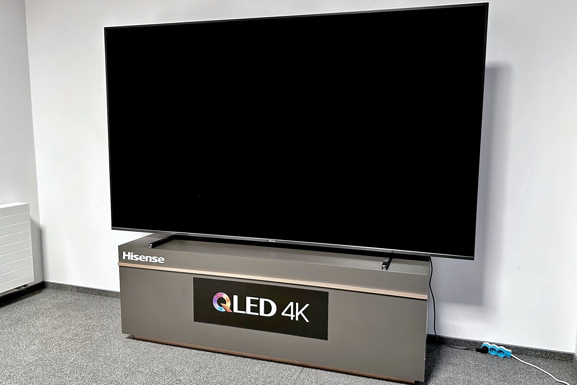 Hisense 100E7NQ PRO - od przodu