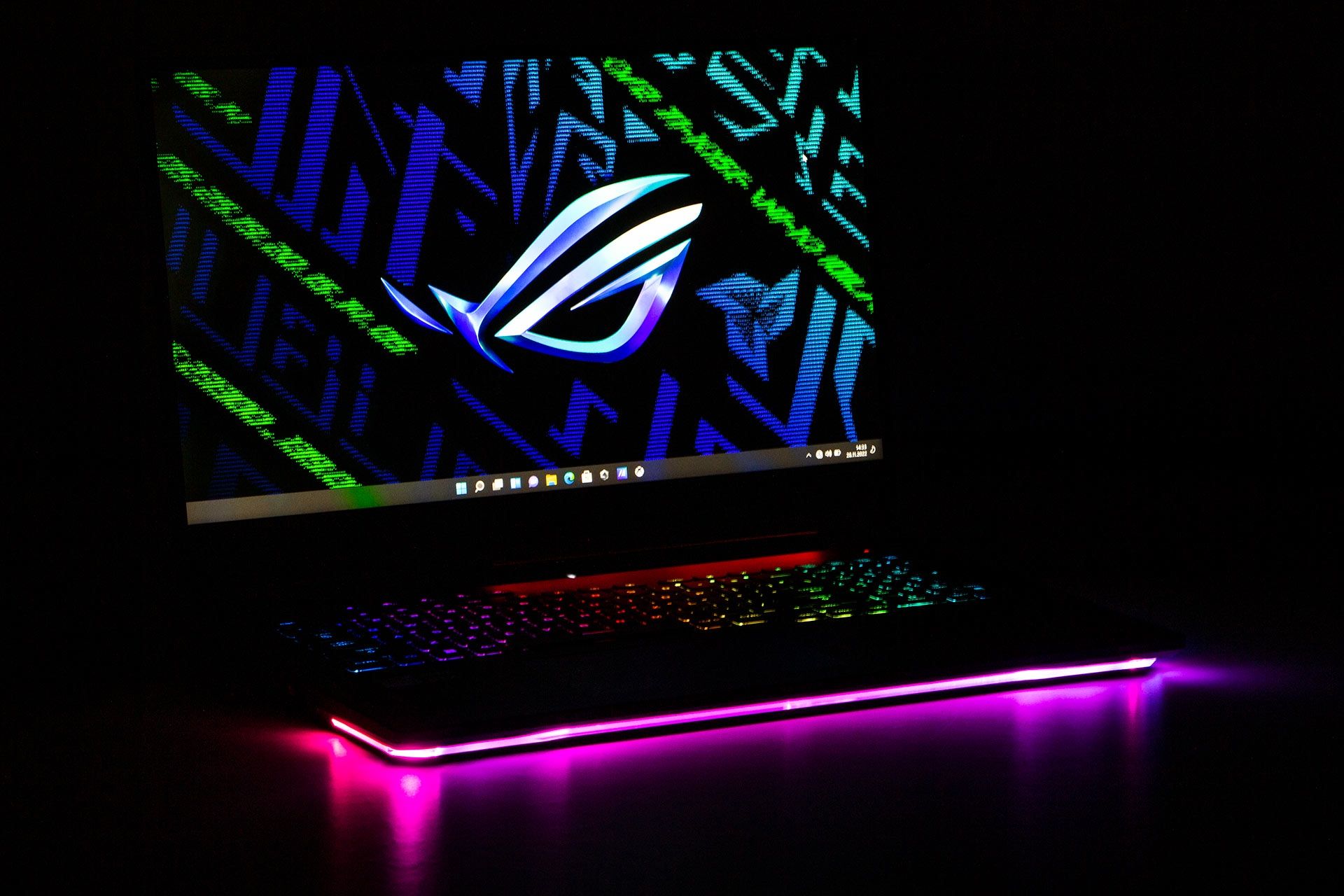 ASUS ROG STRIX SCAR 17 SE - w ciemności