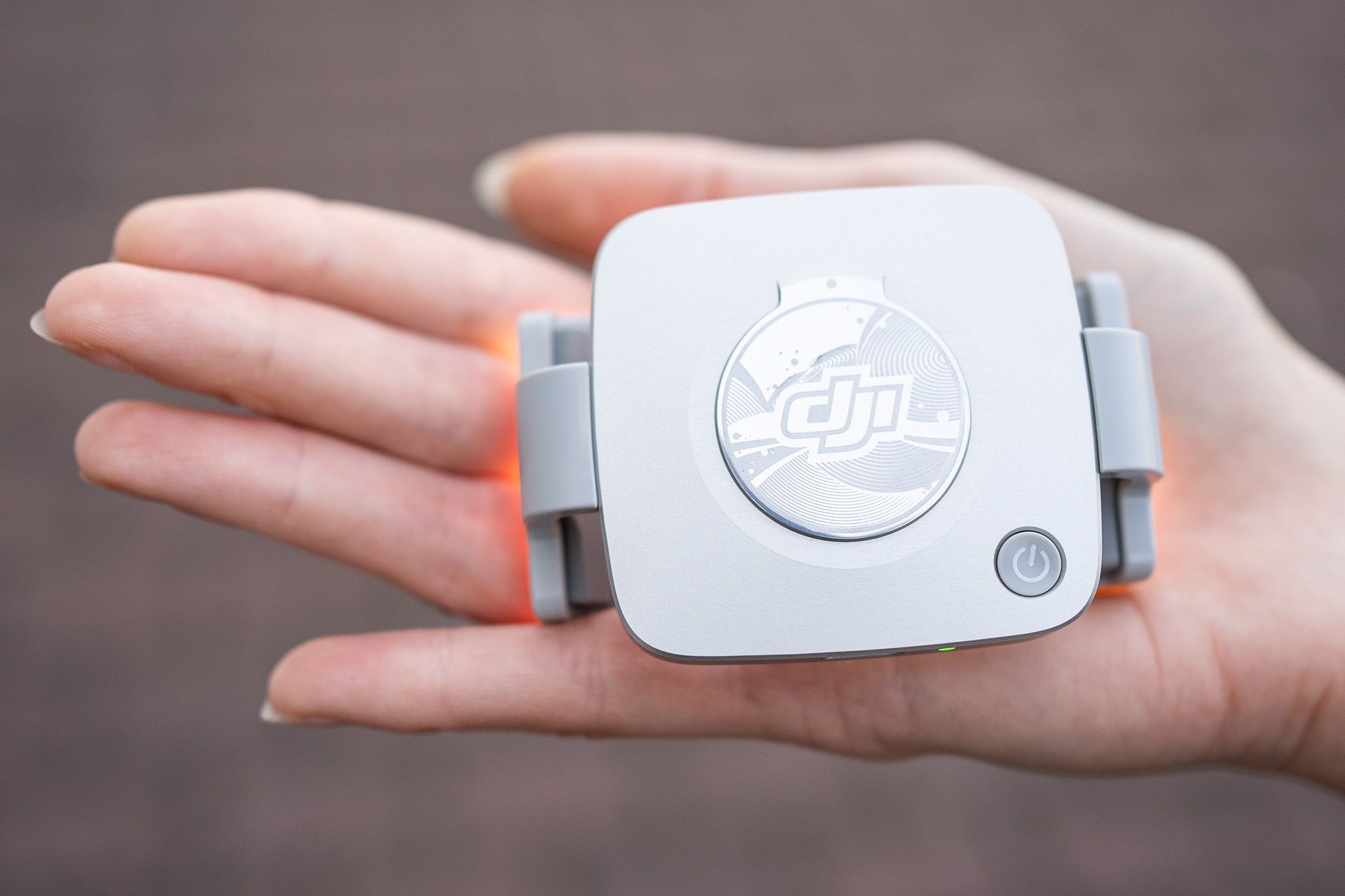 DJI OM 5 - Fill Light Phone Clamp - widok z tyłu