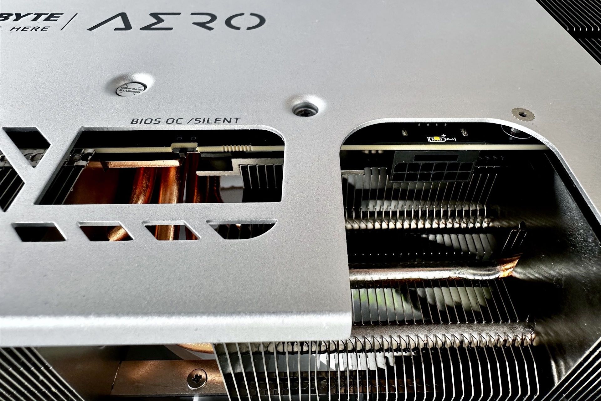 Gigabyte GeForce RTX 4080 Super AERO - złacze zasilania 12VHPWR i przełącznik BIOS