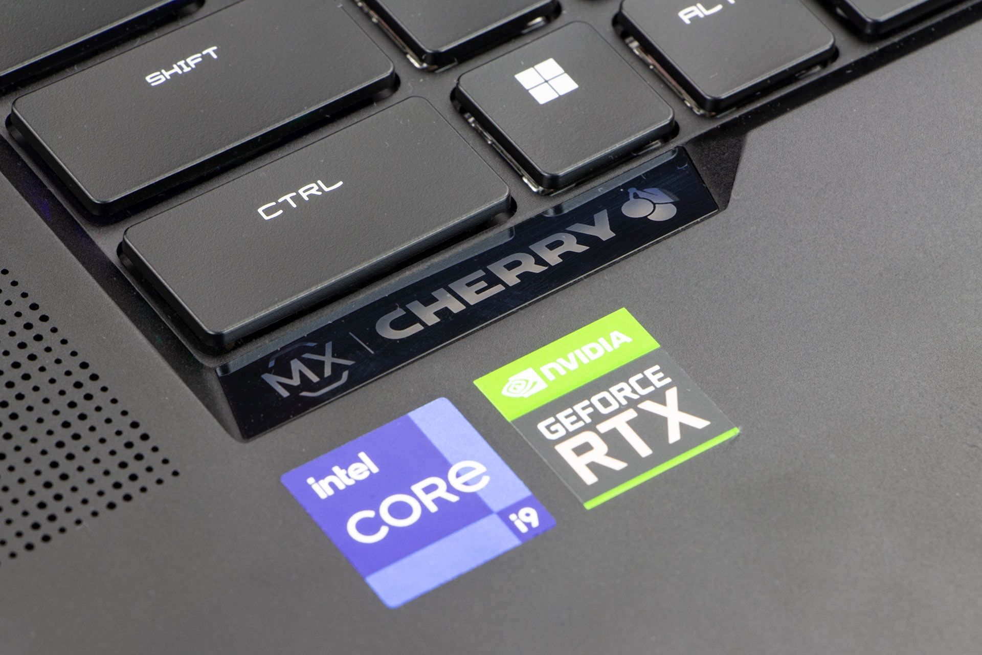 MSI Titan GT77 - logotypy