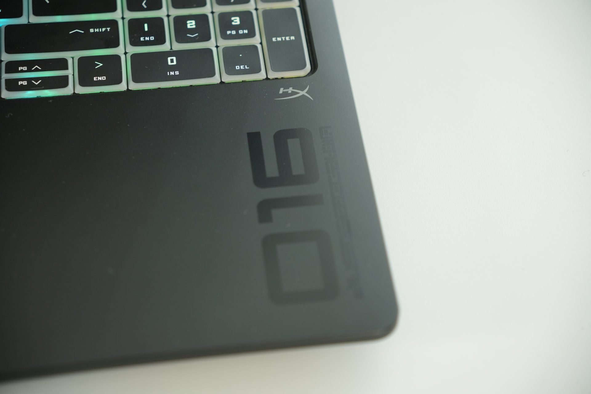 OMEN MAX 16 - logo na pulpicie