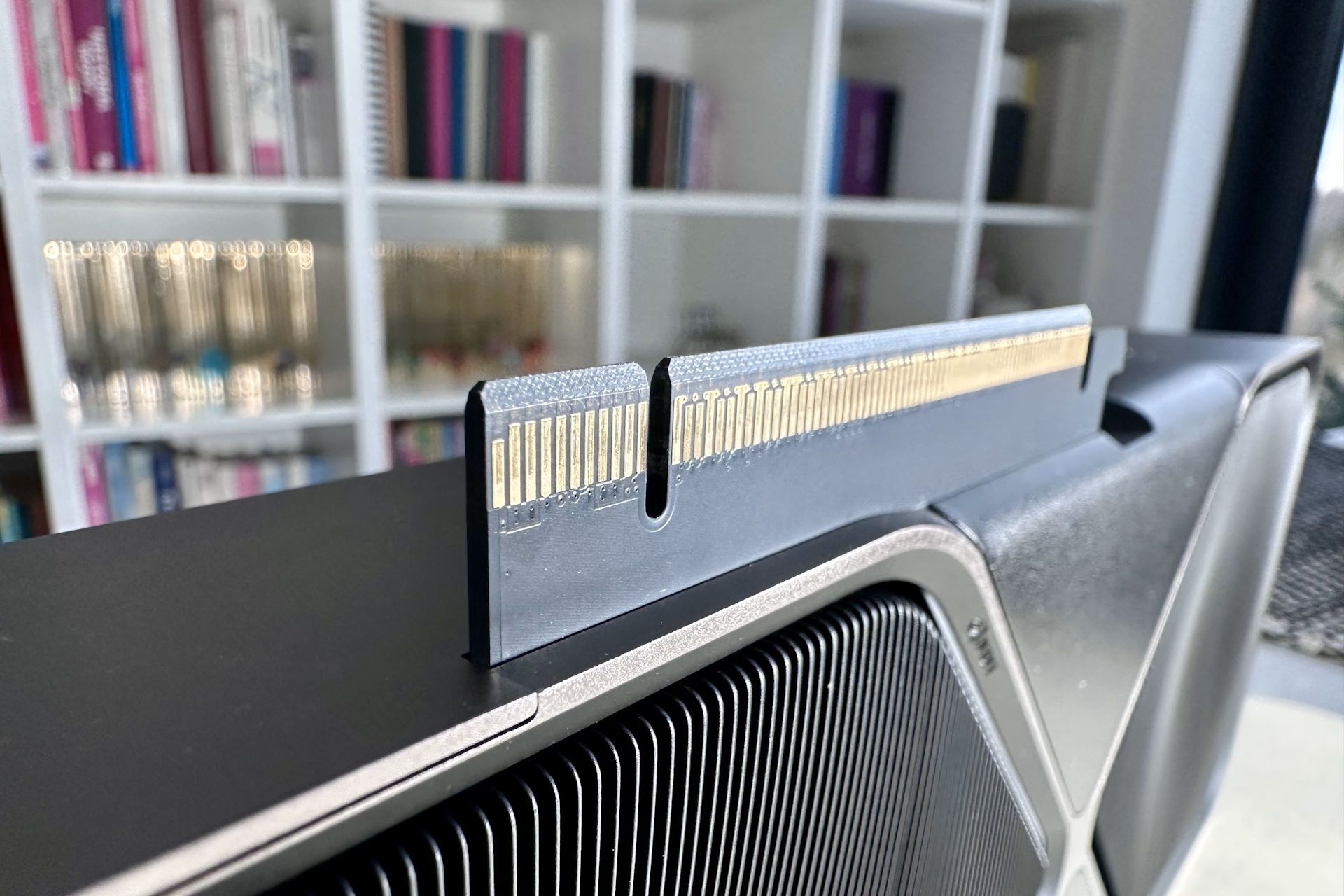 NVIDIA GeForce RTX 5080 Founders Edition - złącze PCI-E 5.0