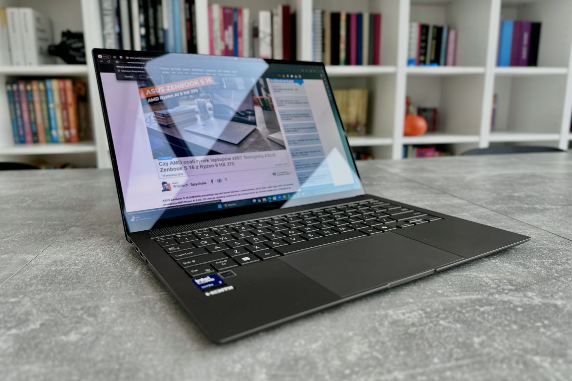 ASUS Zenbook S 14 UX5406S - wyświetlający test ASUS Zenbook S 16 UM5606