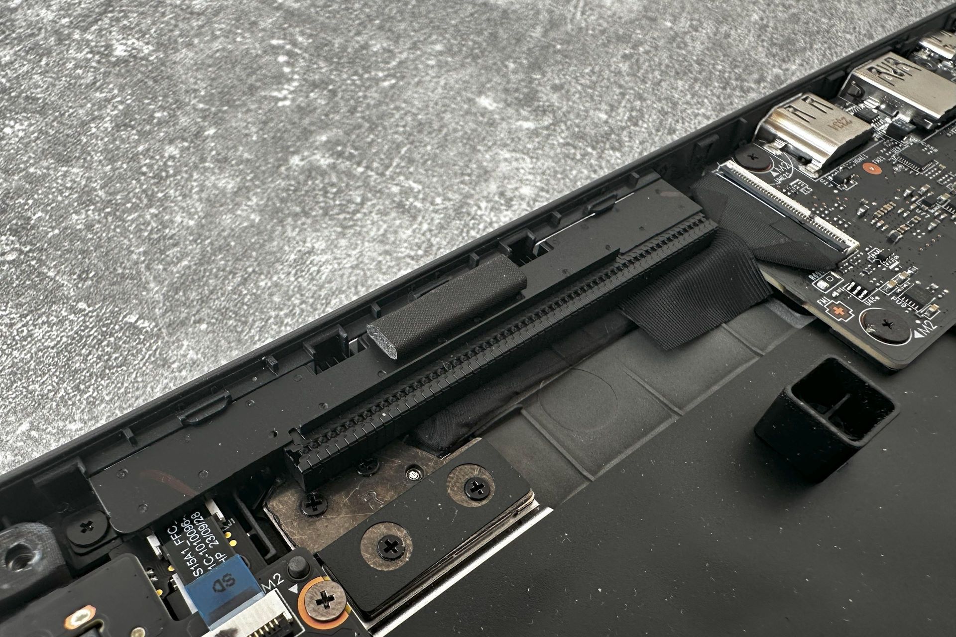 MSI Prestige 16 AI Evo - nadmiarowy radiator