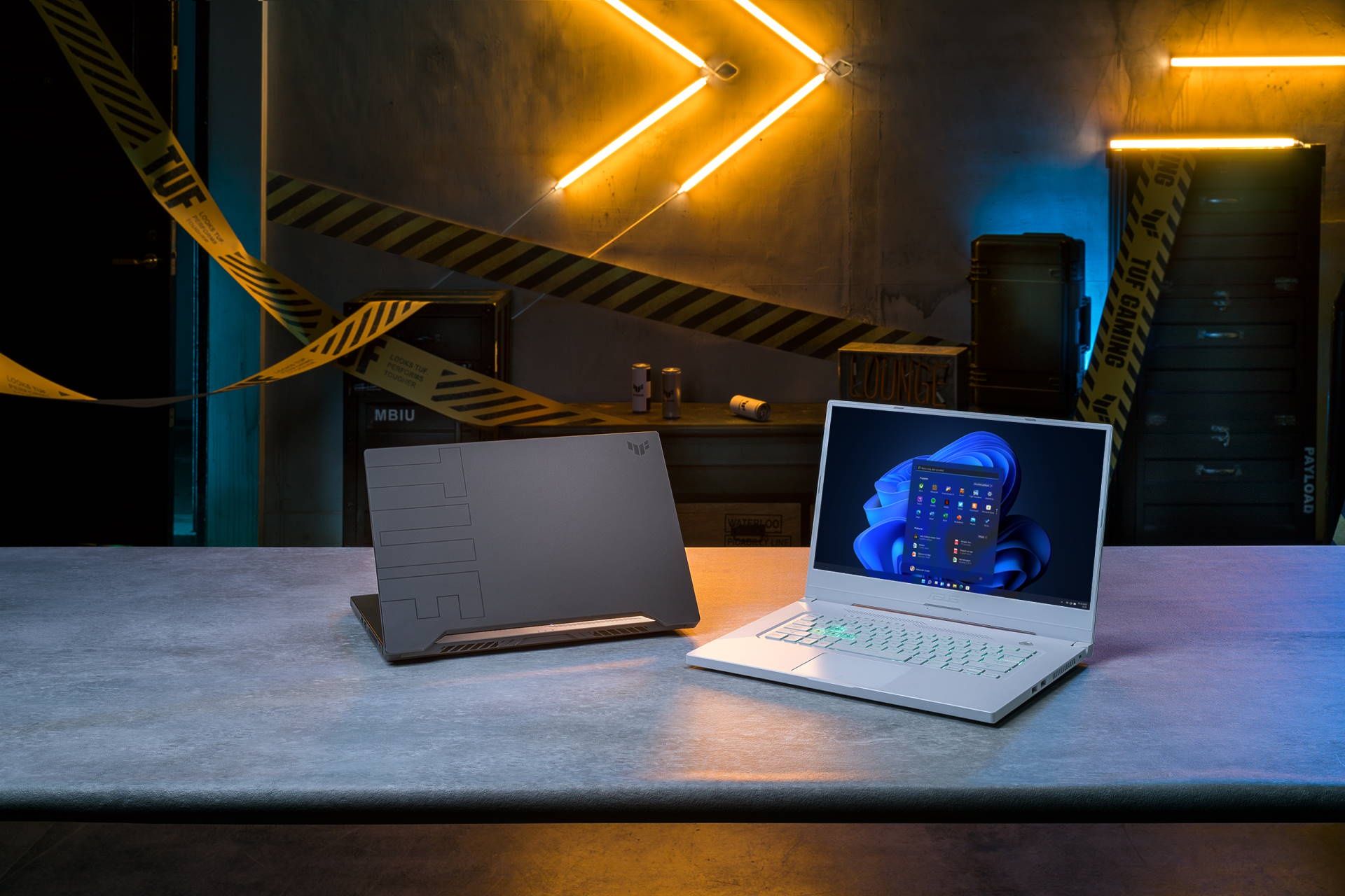 ASUS TUF Dash F15 - biały z profilu