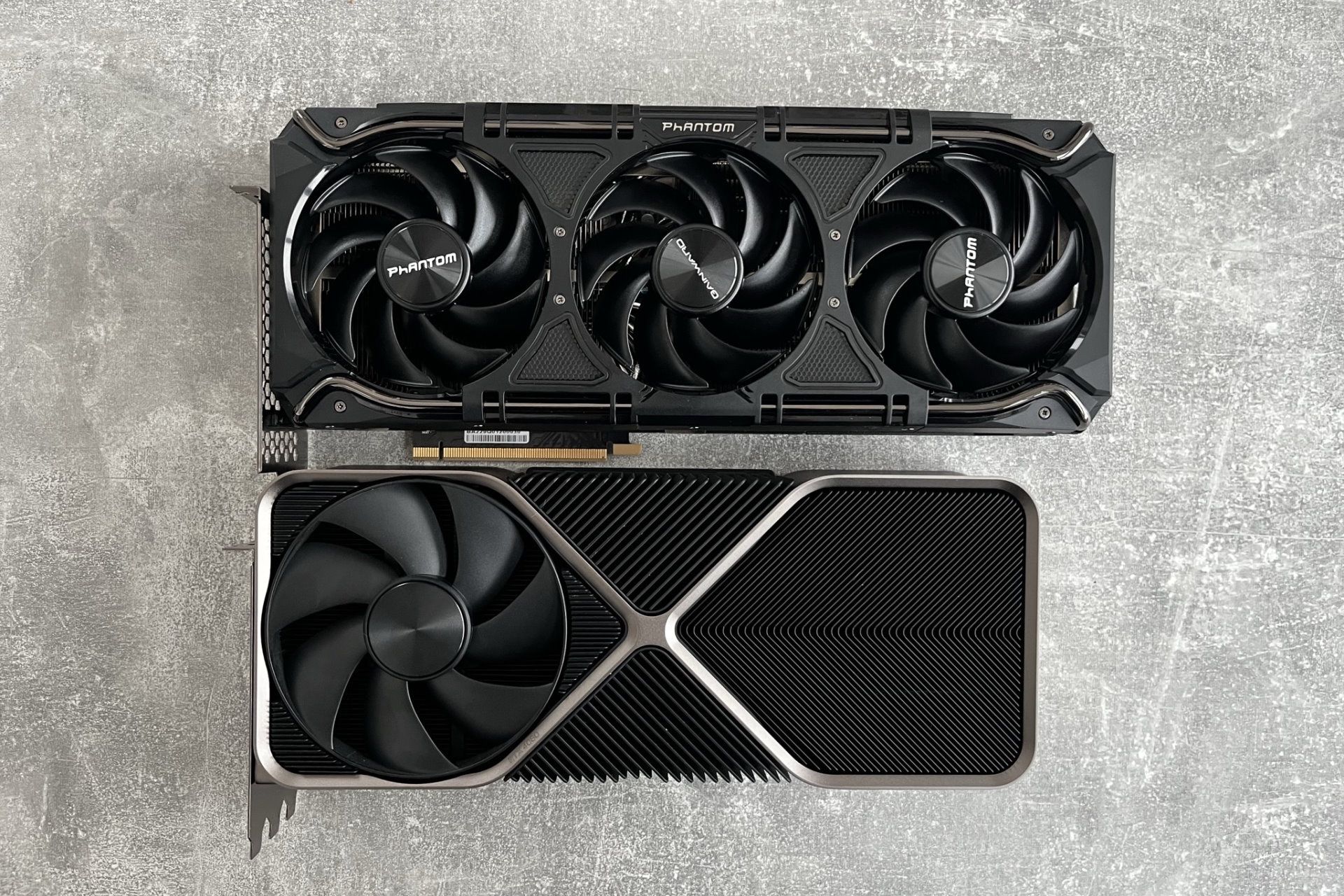 Gainward GeForce RTX 4090 Phantom GS - obok Founders Edition