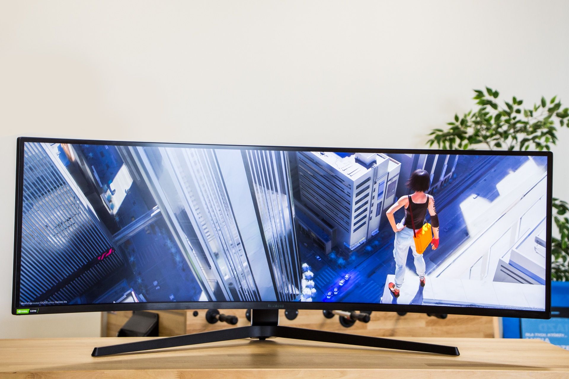 Samsung Odyssey G9 - z profilu