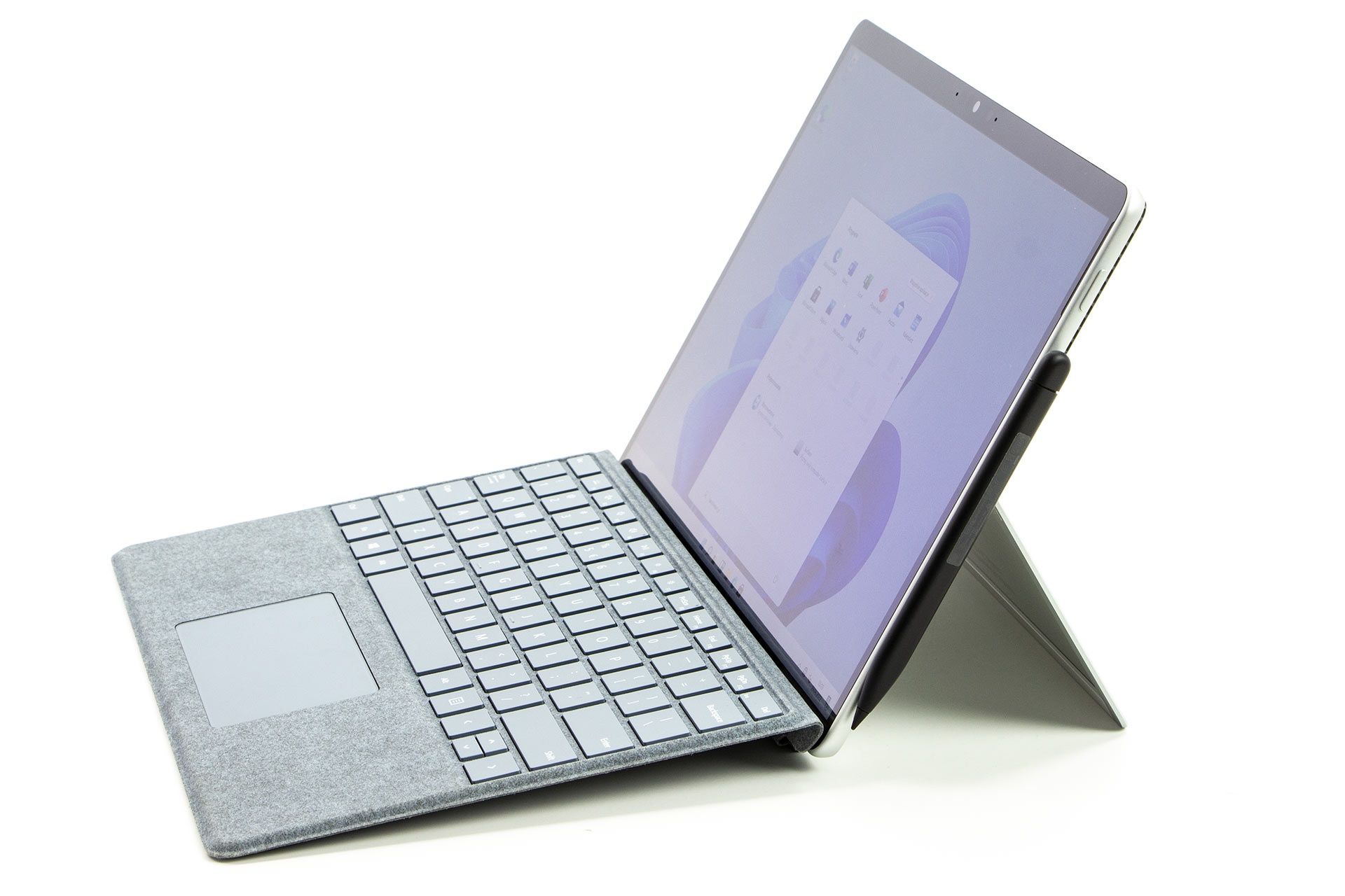 Surface Pro 8 bokiem
