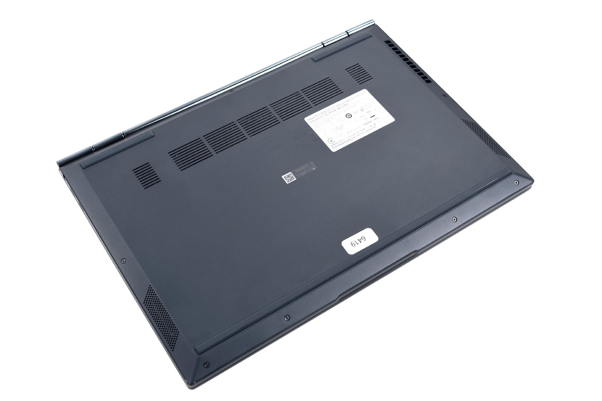 ASUS Zenbook S 13 OLED AMD - od spodu