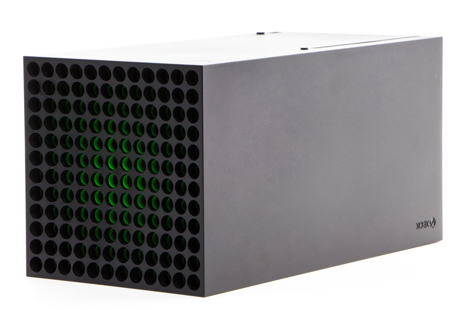 Xbox Series X - widok wentylatora ukrytego pod siatką