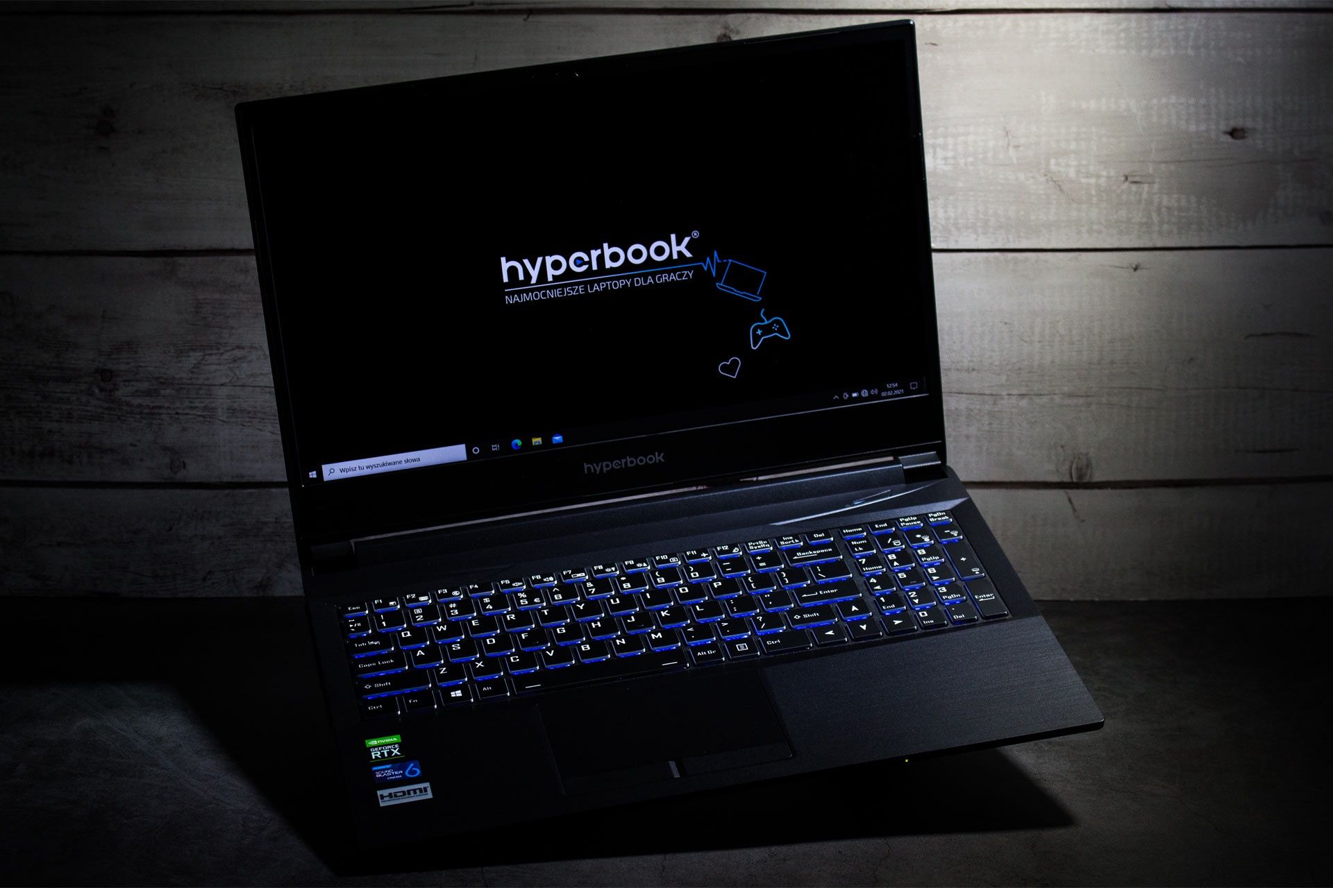 Hyperbook NH5 z RTX 3060 - profil od przodu