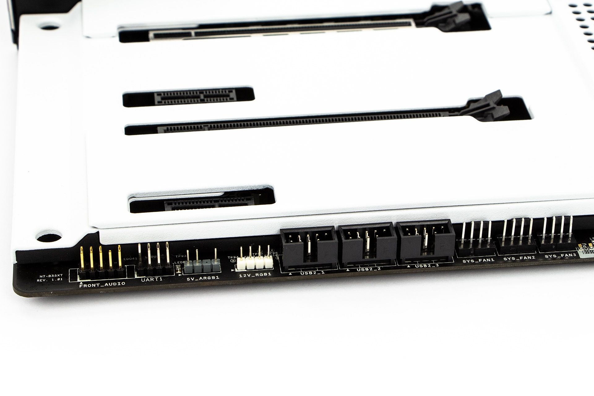 NZXT N7 B550 - sloty