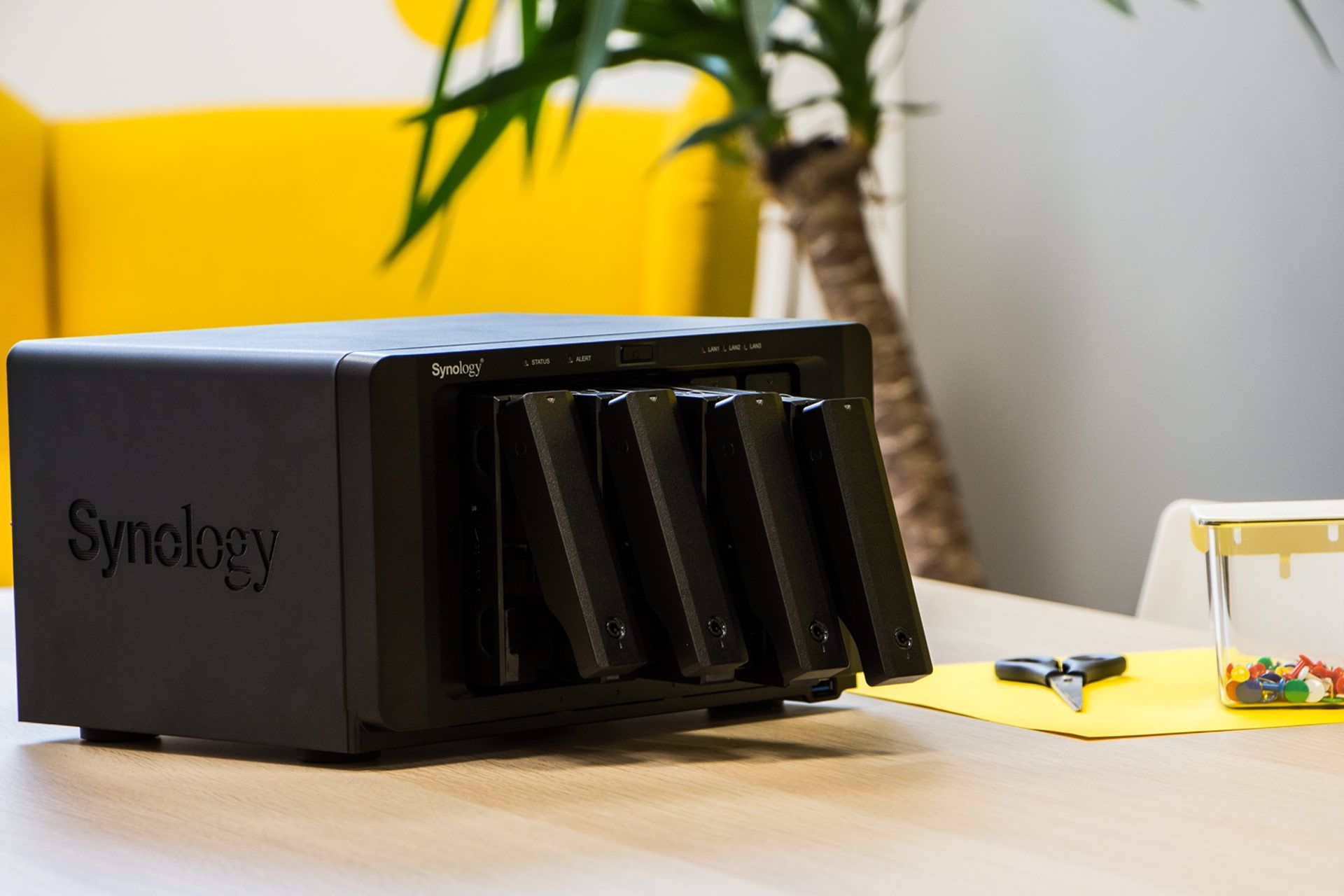 Synology DS1621xs+ - w przestrzeni biurowej