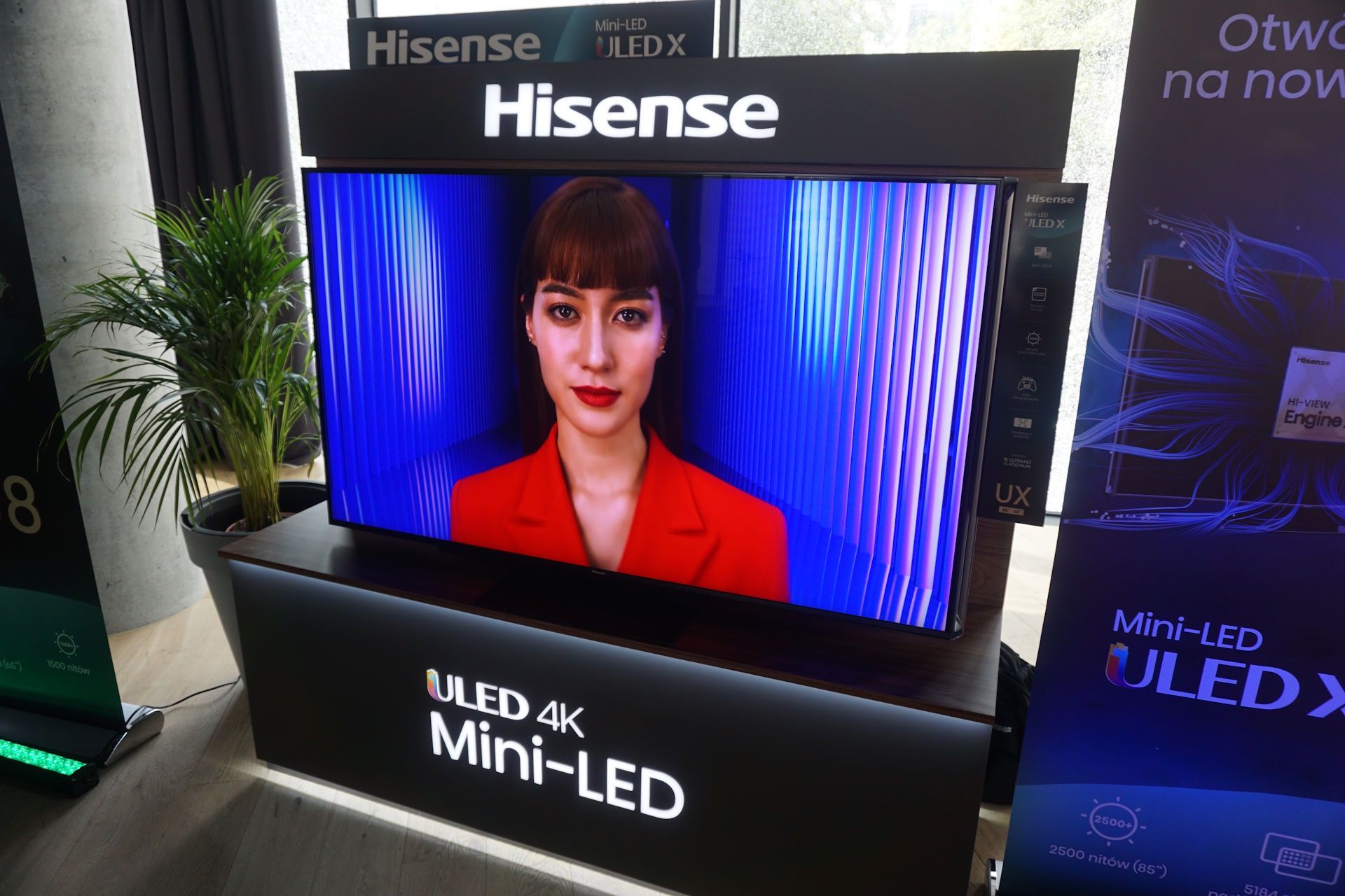 Hisense z profilu 2