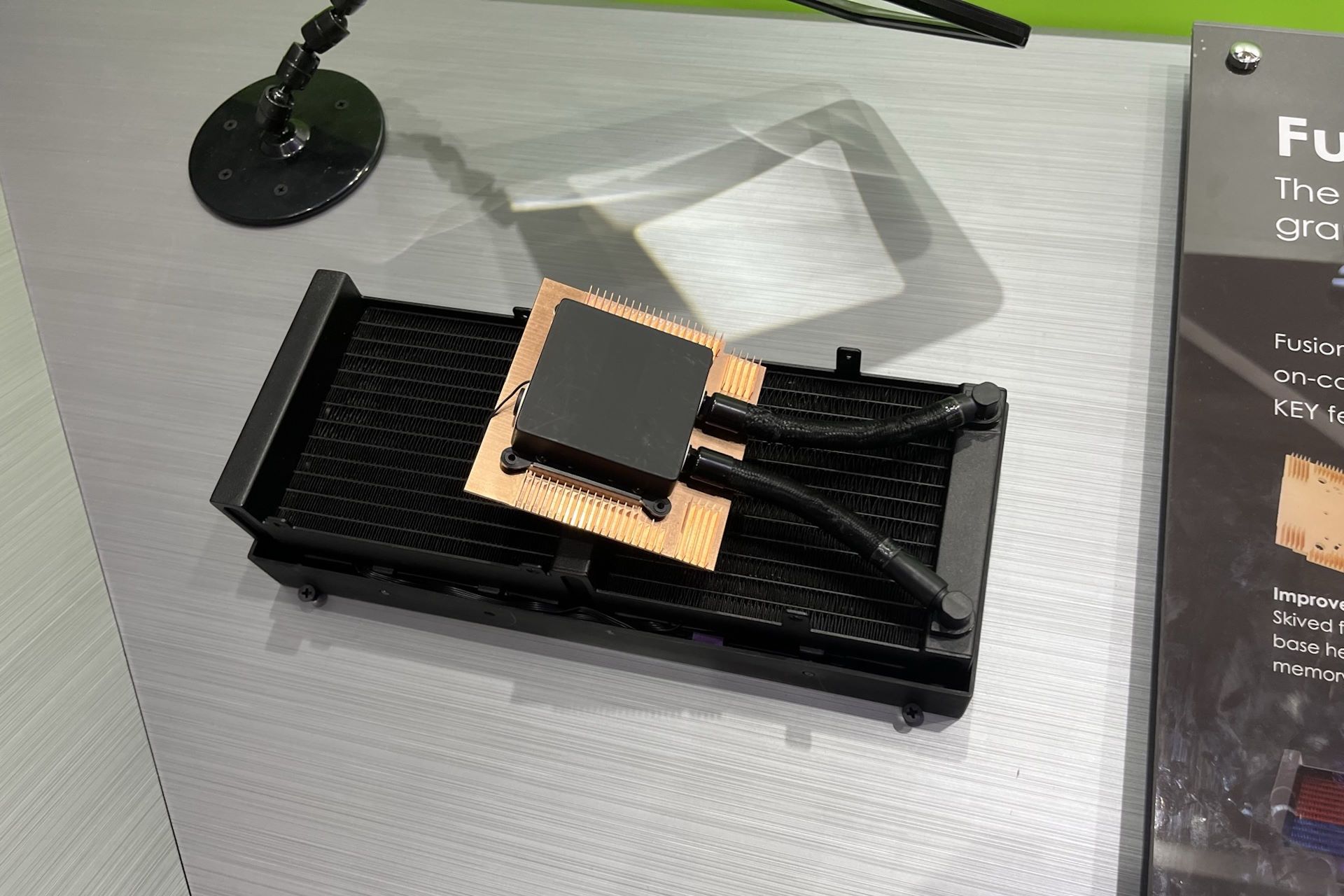 MSI na Computex 2023 - chłodzenie cieczą w 3 slotowej karcie