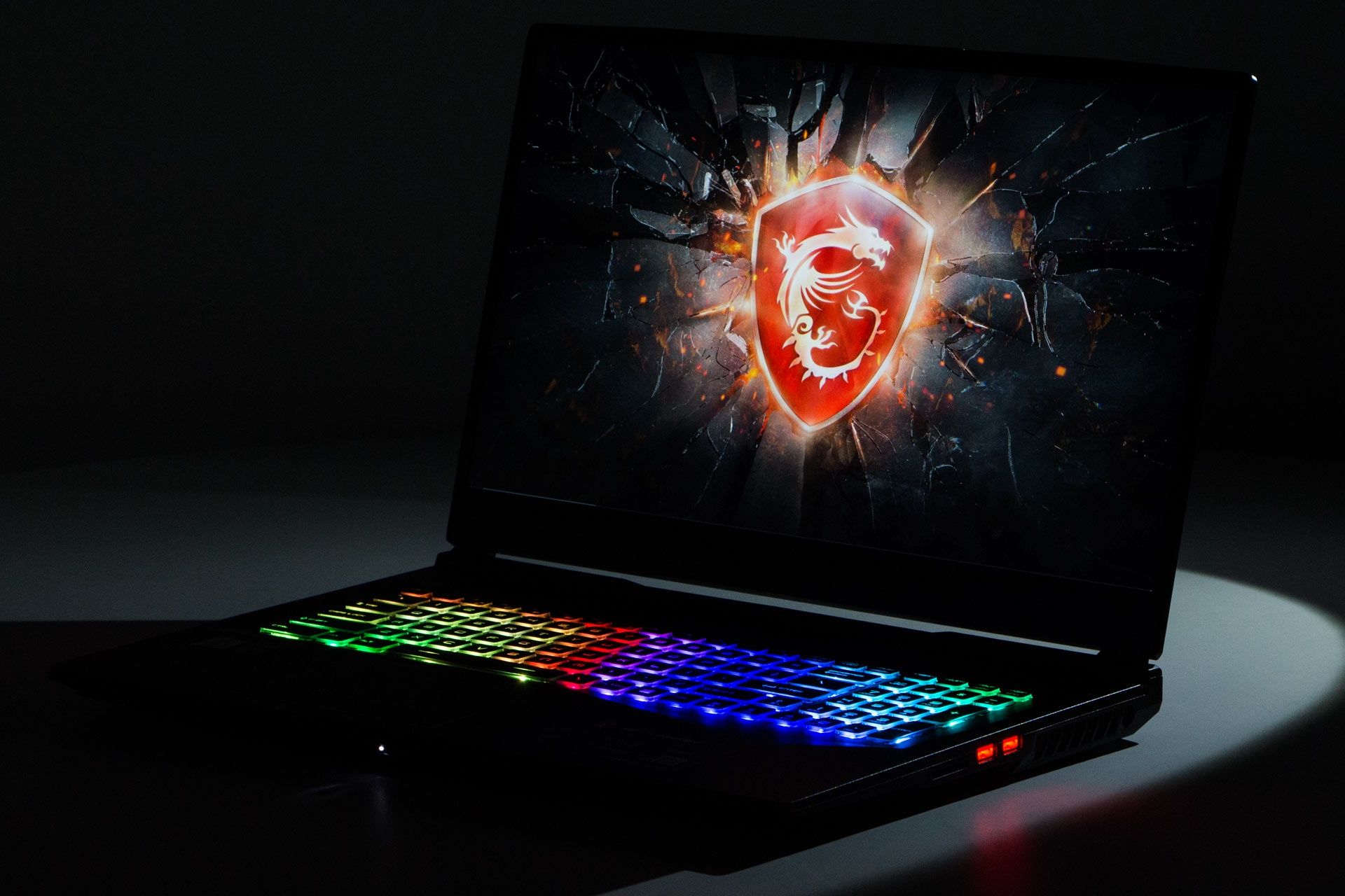 MSI GE75 Raider 10SGS - prezentacja modelu w ciemności