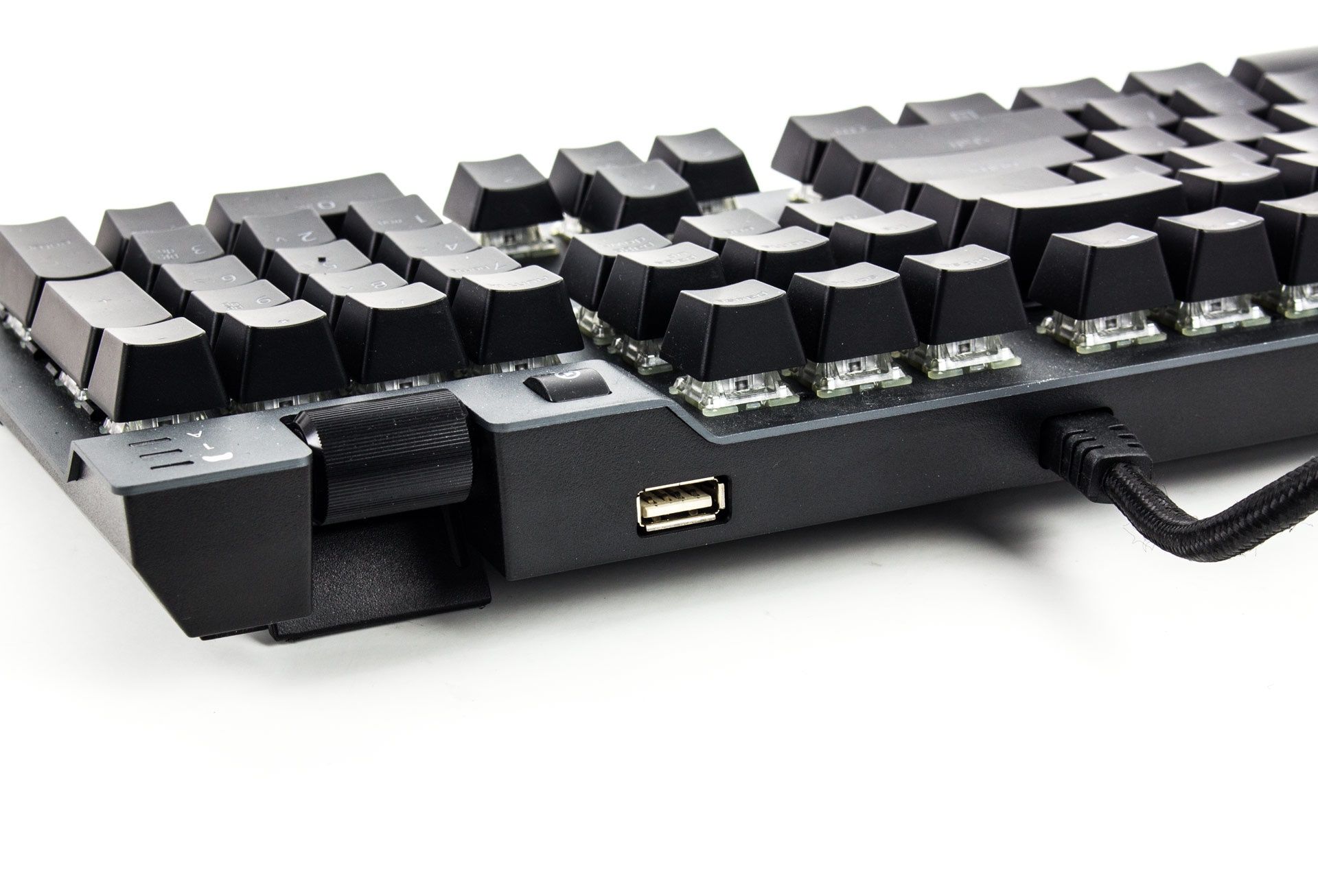 XPG Summoner - przelotowe gniazdo USB