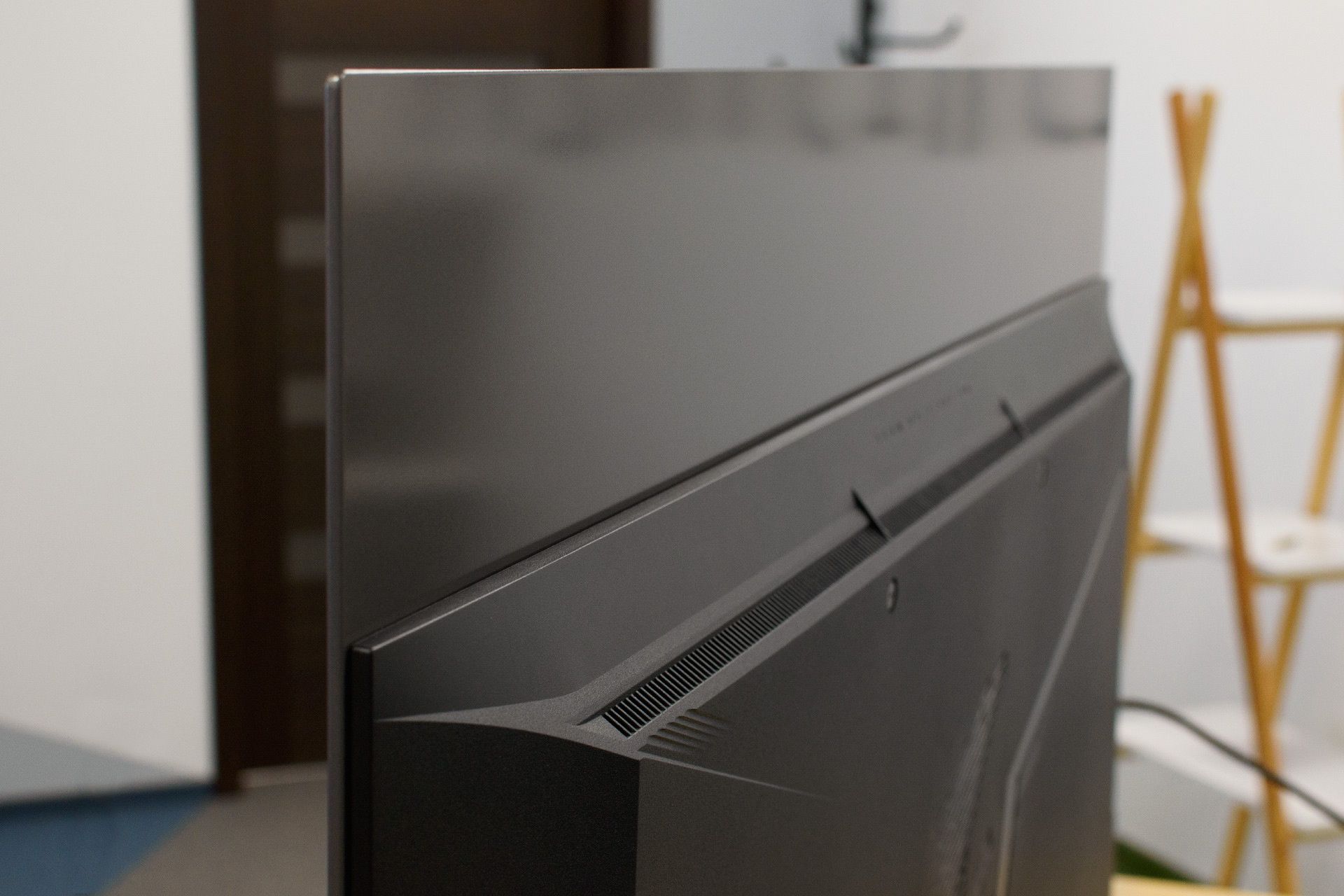 Gigabyte Aorus FO48U - profil z tyłu