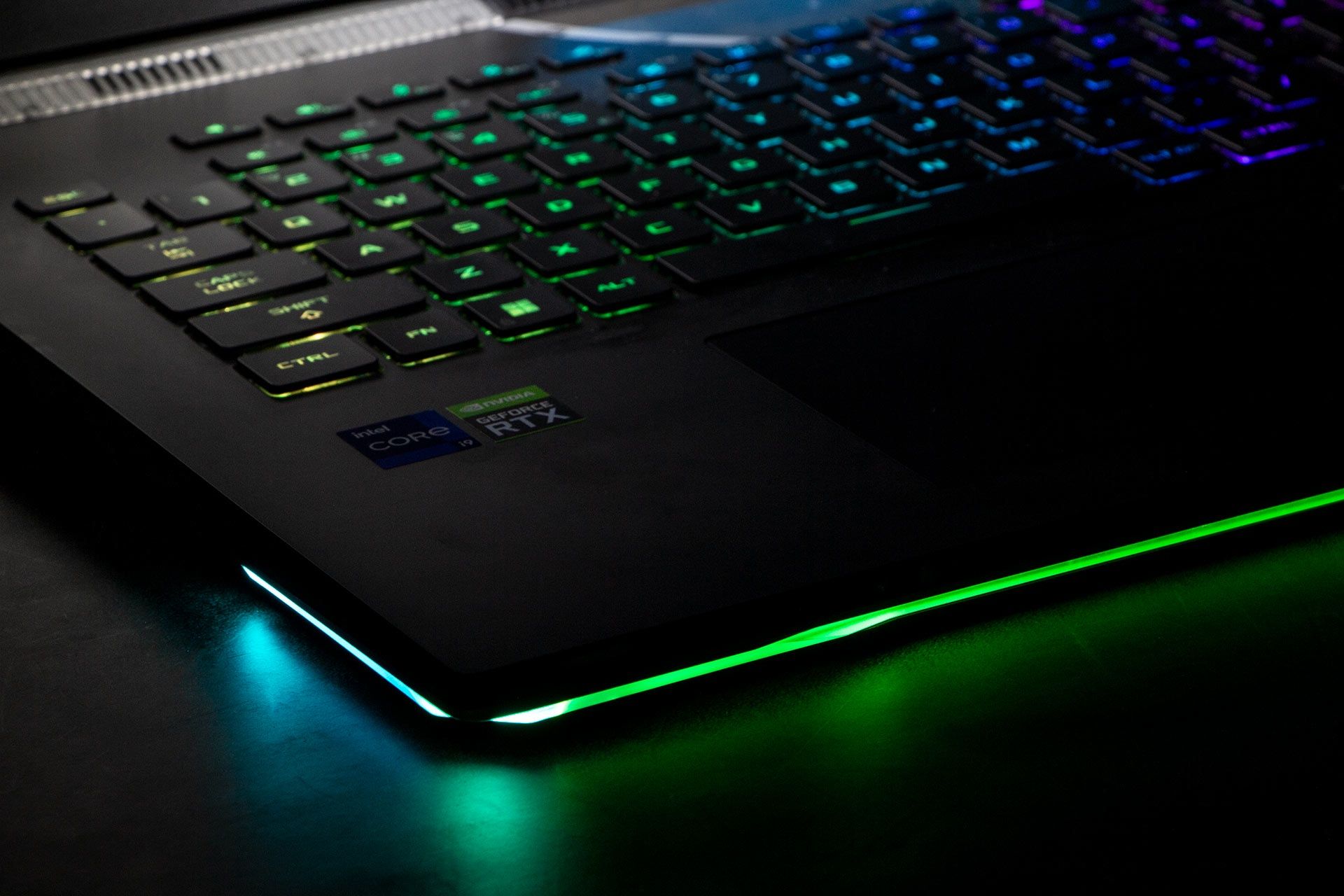 ASUS ROG STRIX SCAR 17 SE - w ciemności