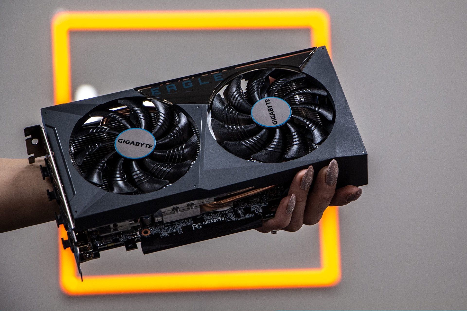 Lepszy Gigabyte GeForce RTX 3050 Eagle w ręce, niż Radeon na dachu