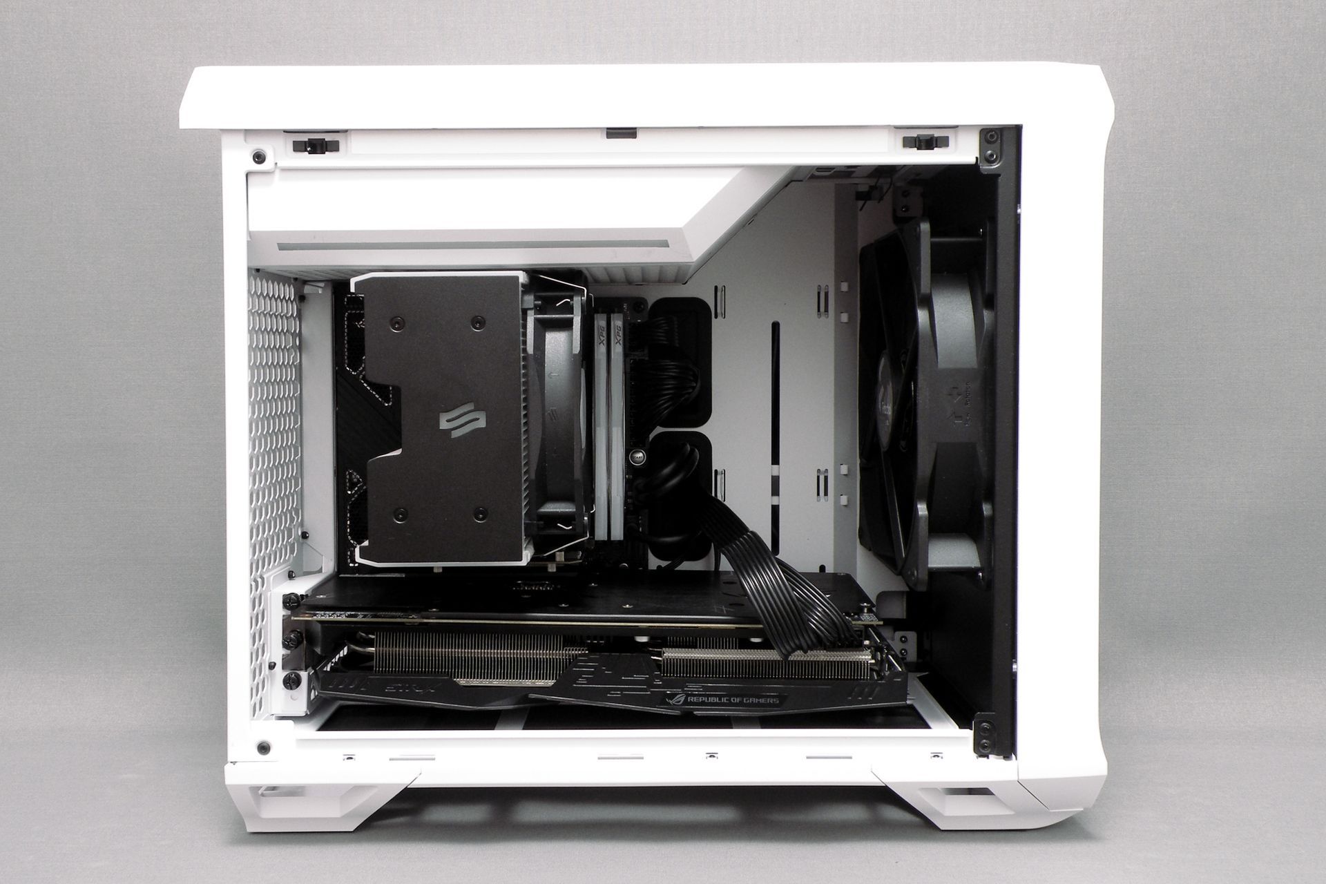 Fractal Design Torrent Nano TG White - montaż podzespołów