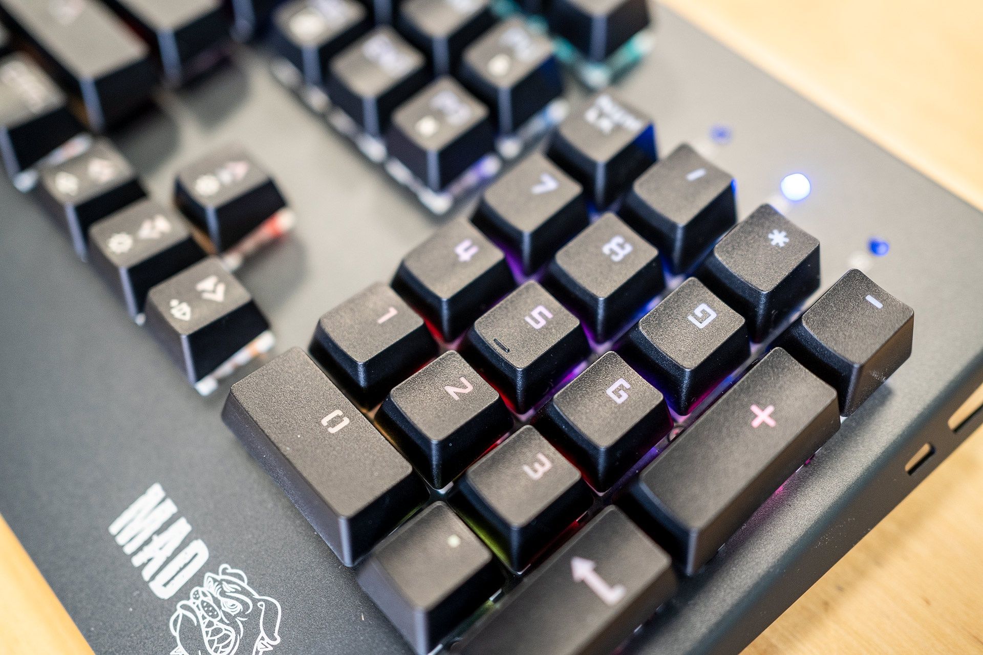 Mad Dog GK900 RGB - specyficzna czcionka