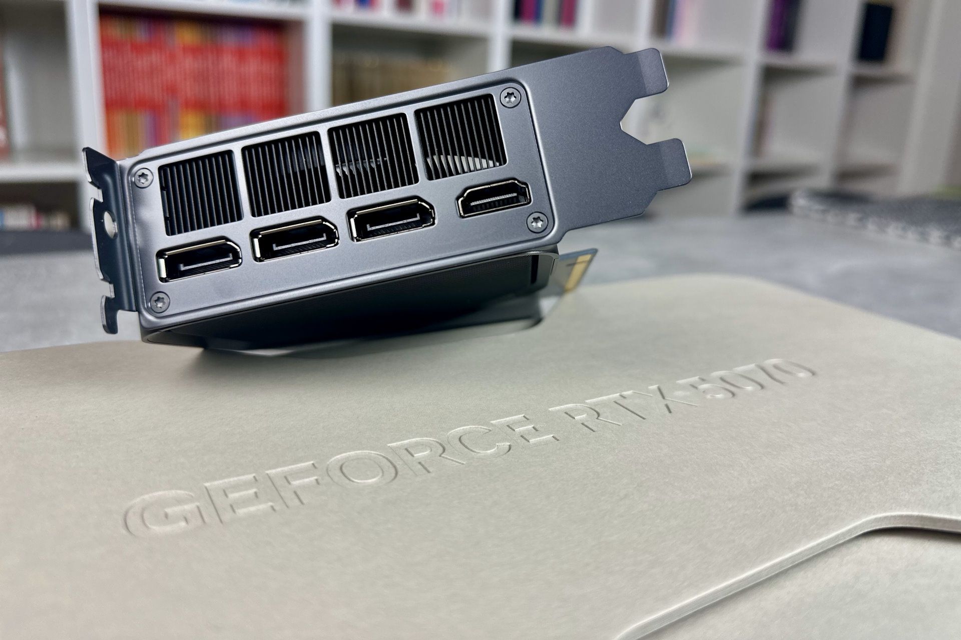 NVIDIA GeForce RTX 5070 Founders Edition - wentylacja na śledziu