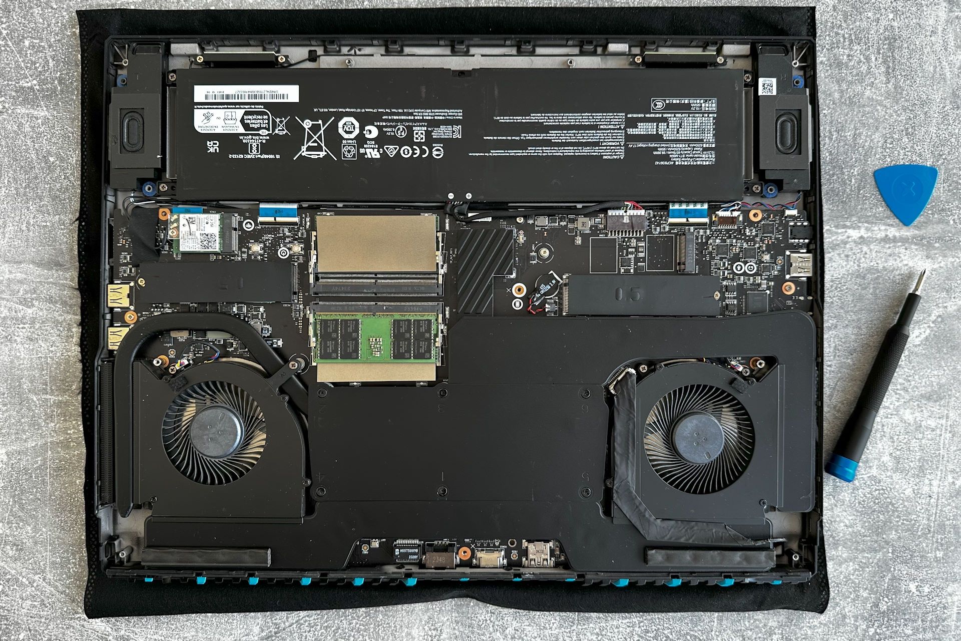 MSI Titan 18 HX A14V - wnętrze