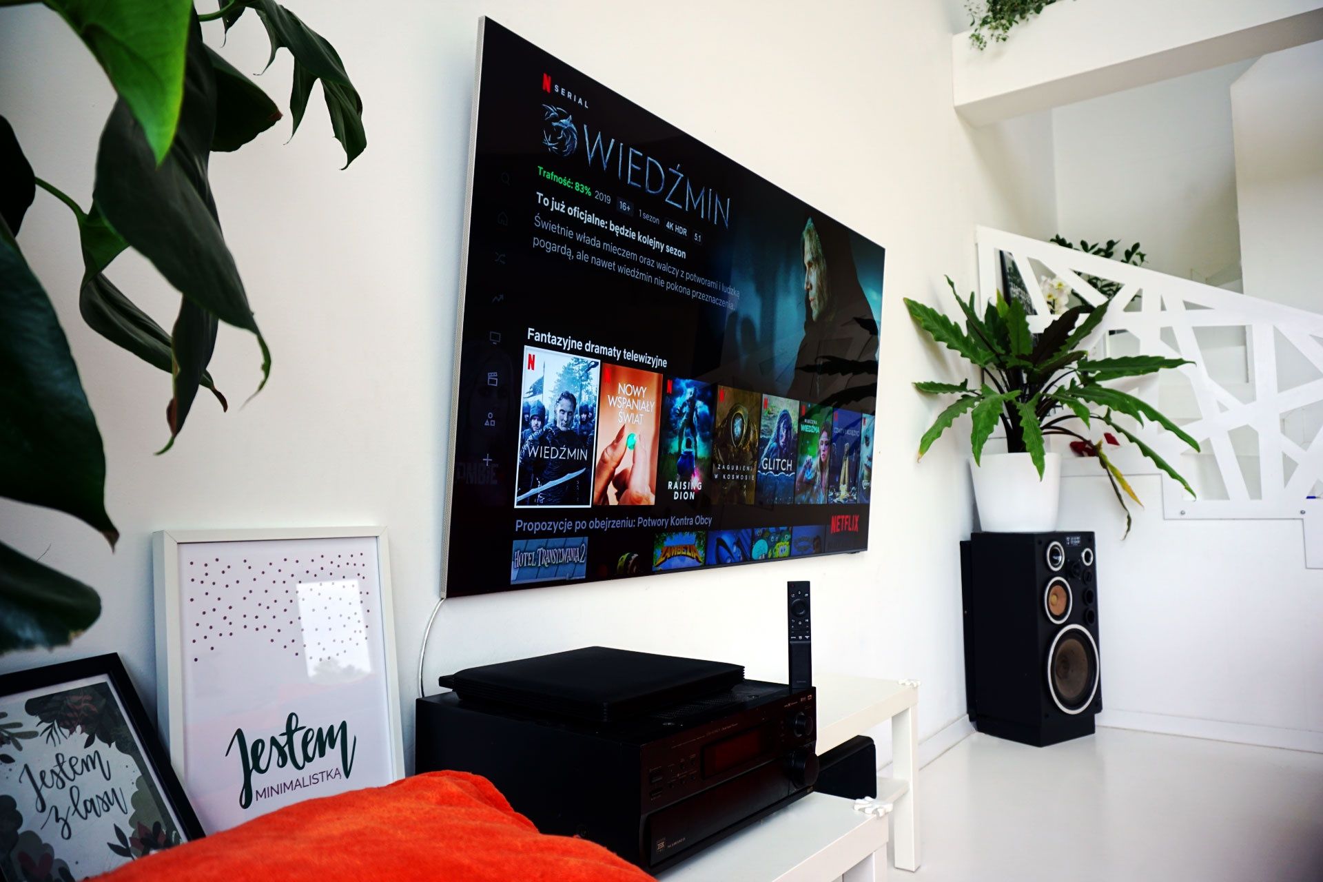 Samsung Neo QLED QN900A 75 - na ścianie z profilu 2
