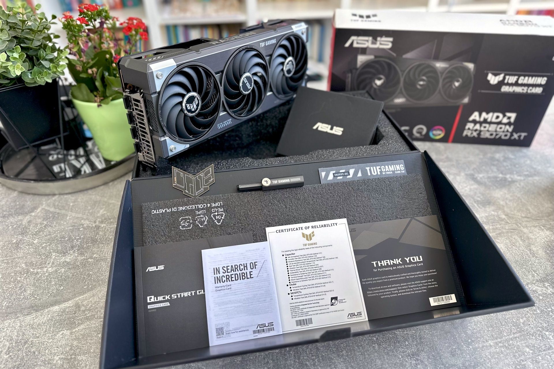 ASUS Radeon RX 9070 XT TUF Gaming OC - zawartość zestawu