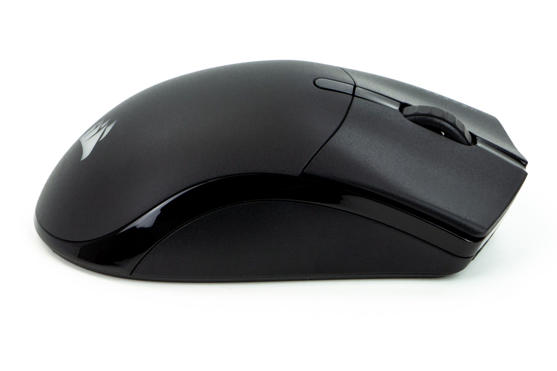 Corsair M65 RGB Ultra Wireless vs Corsair Sabre RGB Pro Wireless – prawy bok Sabre RGB Pro Wireless