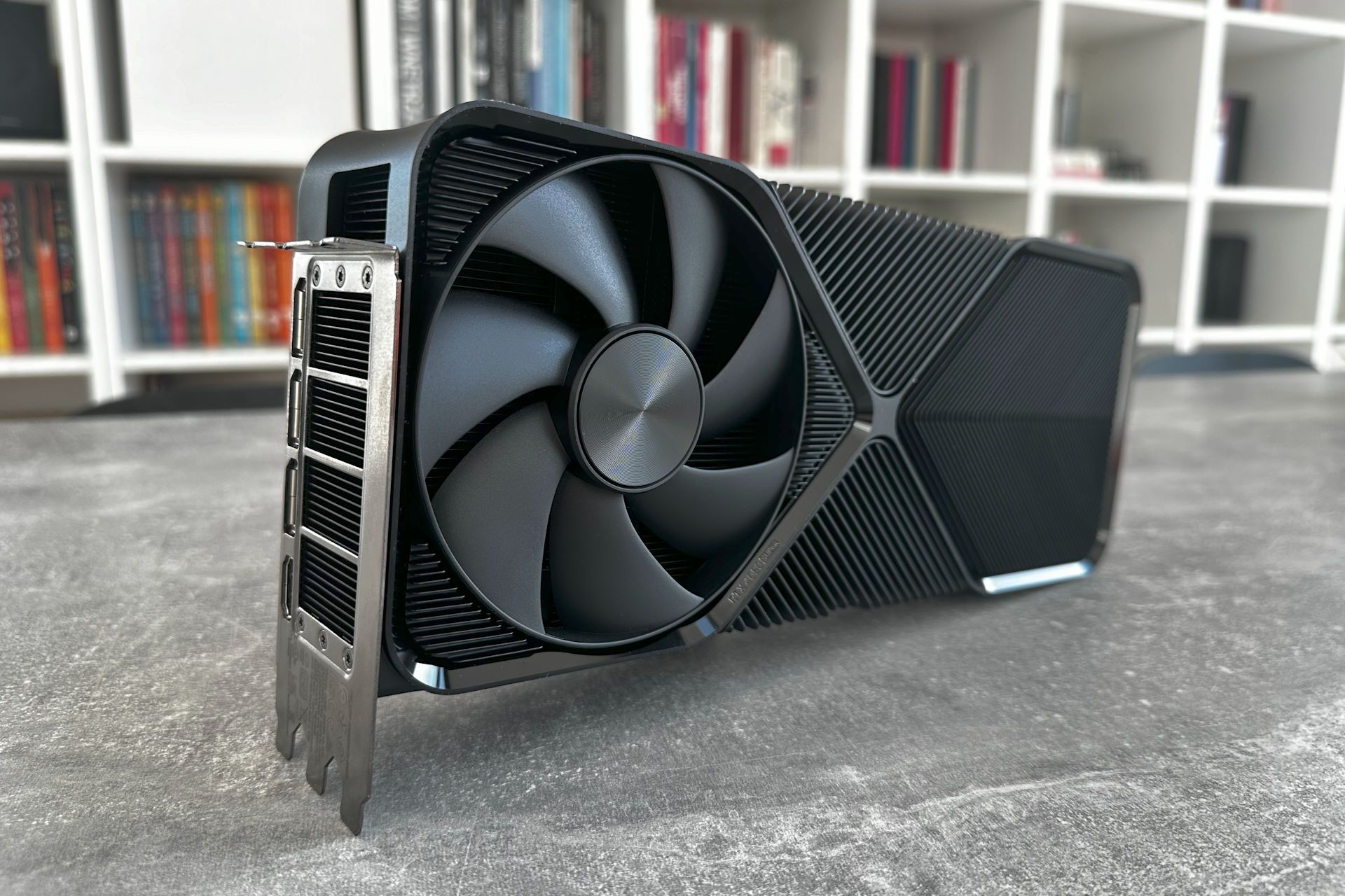NVIDIA GeForce RTX 4080 Super Founders Edition - z profilu