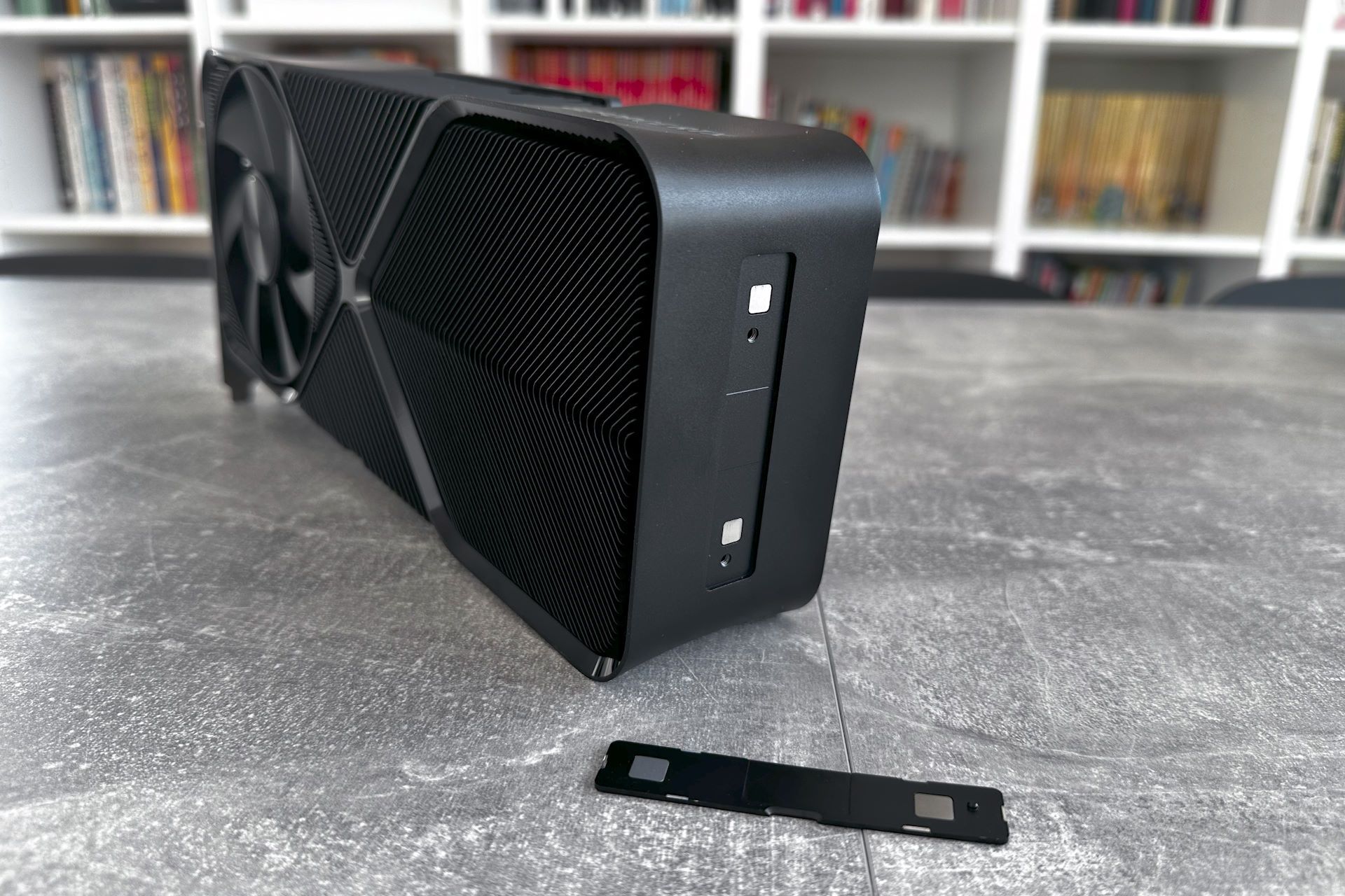 NVIDIA GeForce RTX 4080 Super Founders Edition - otwory montażowe