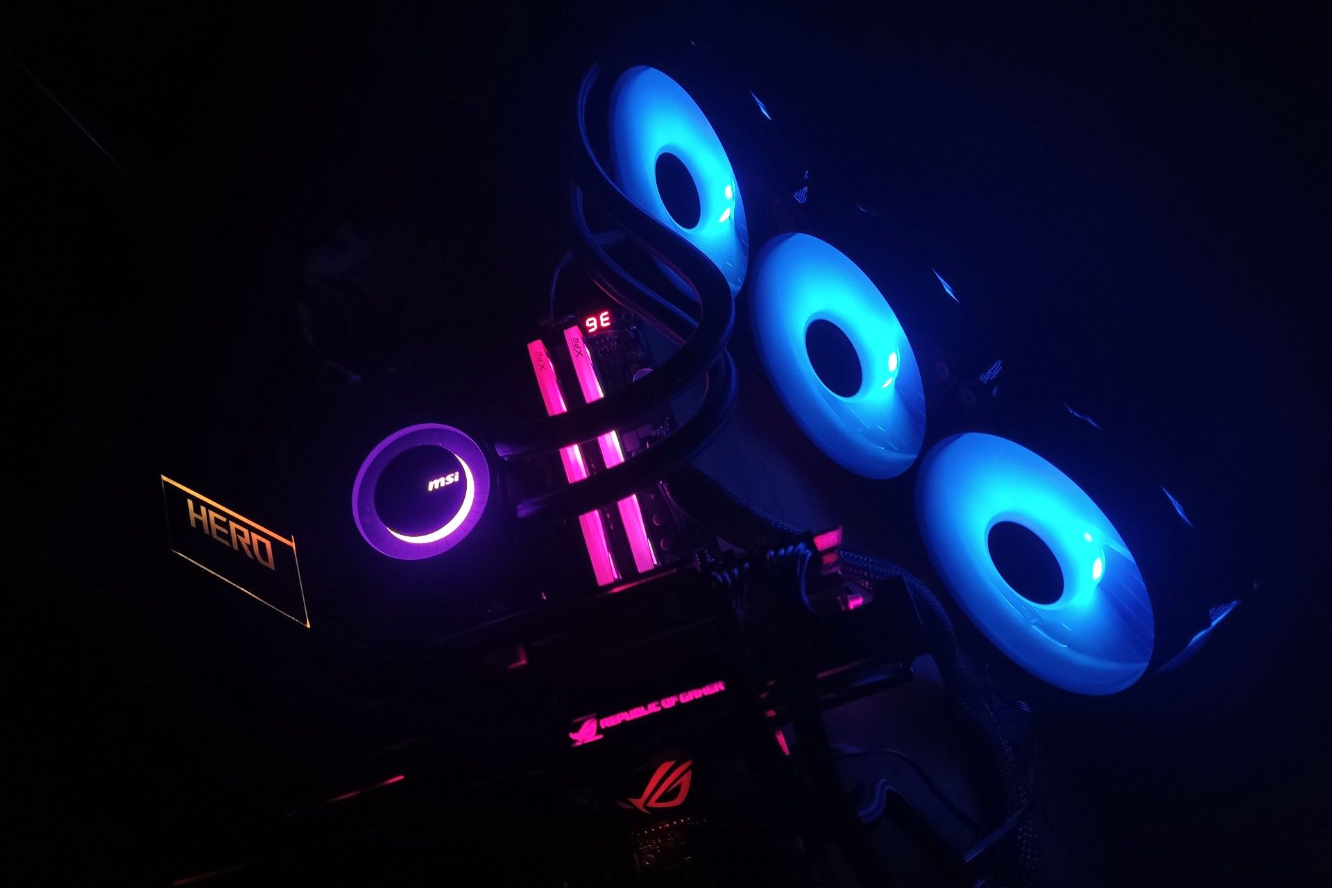 MSI MAG CoreLiauid E360 - podświetlenie