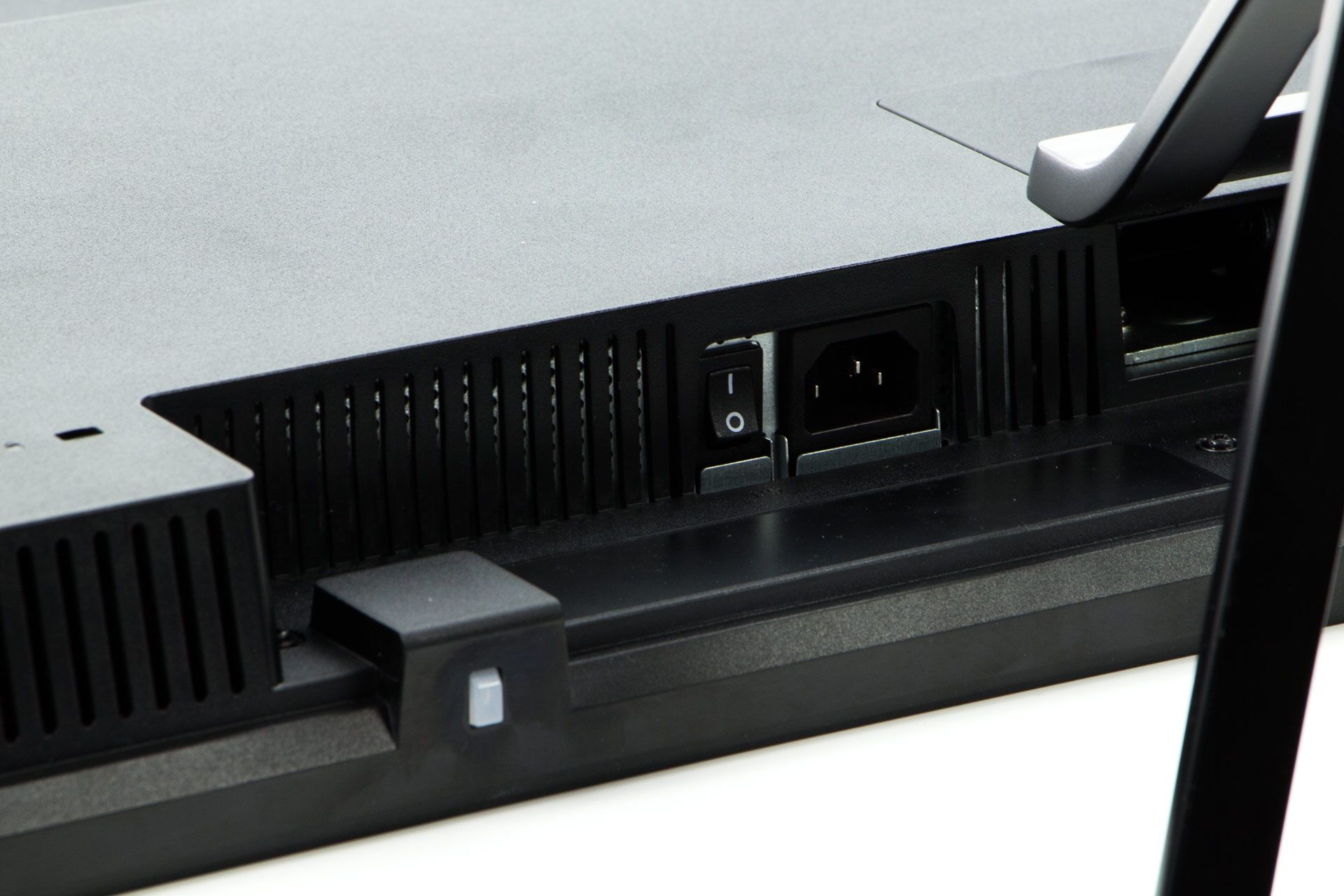 iiyama ProLite X4372UHSU - złącze zasilania i dioda