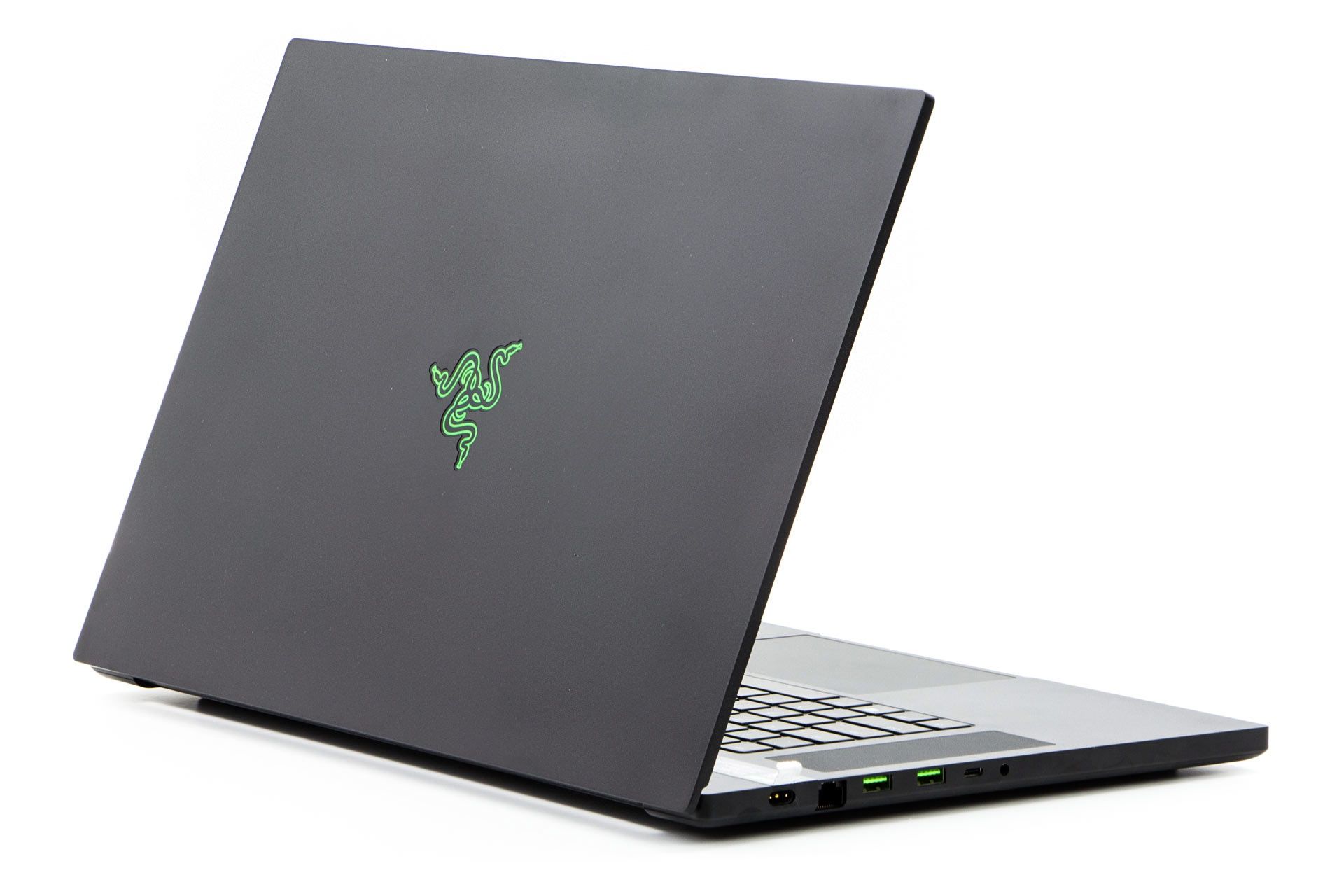 Razer Blade Pro 17 2020 - pokrywa ze świecącym logo