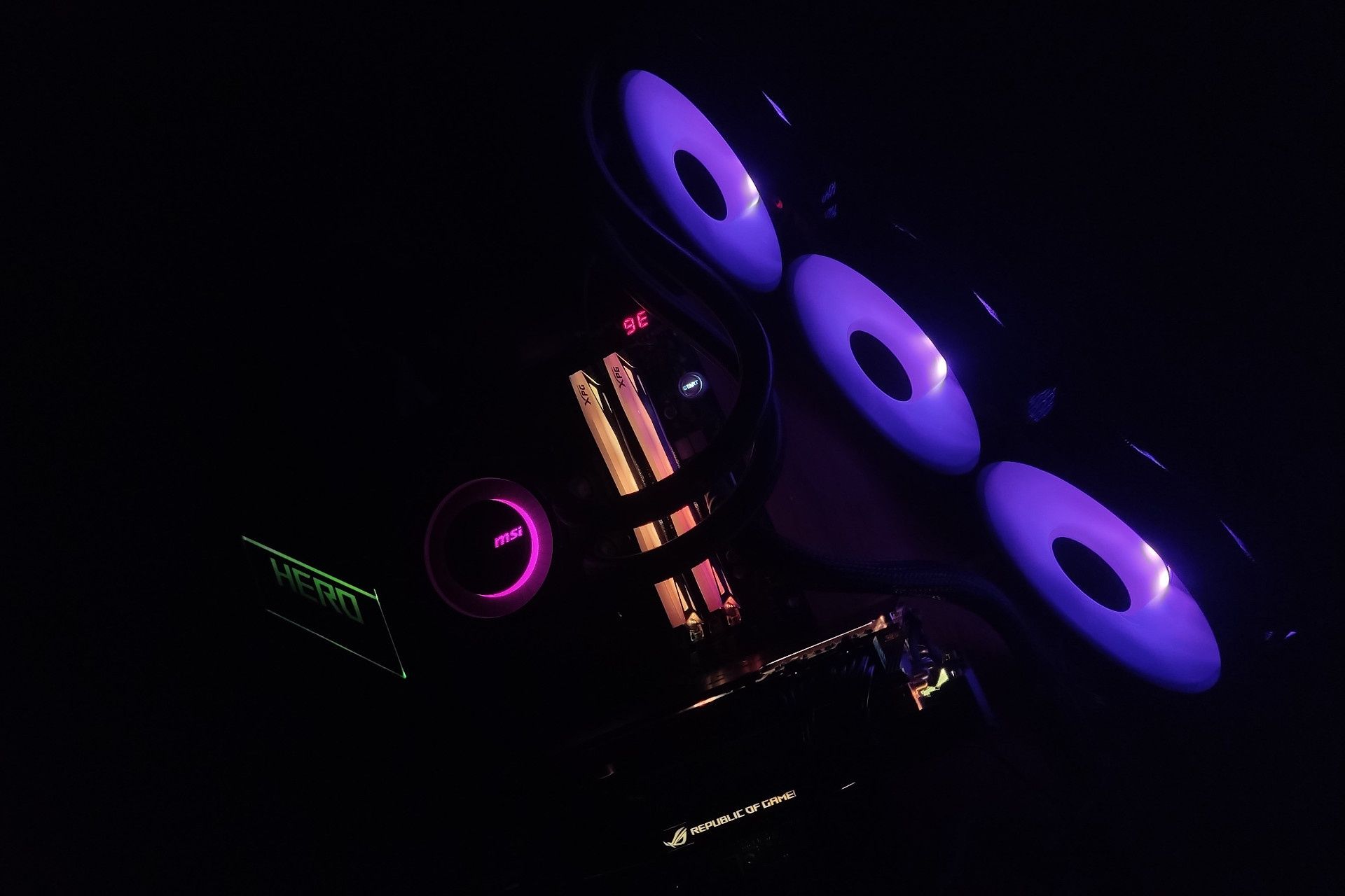 MSI MAG CoreLiauid E360 - podświetlenie