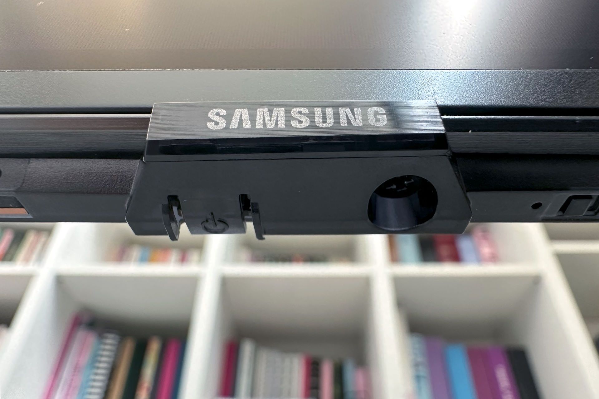 Samsung OLED S95D - przyciski do sterowania pod telewizorem