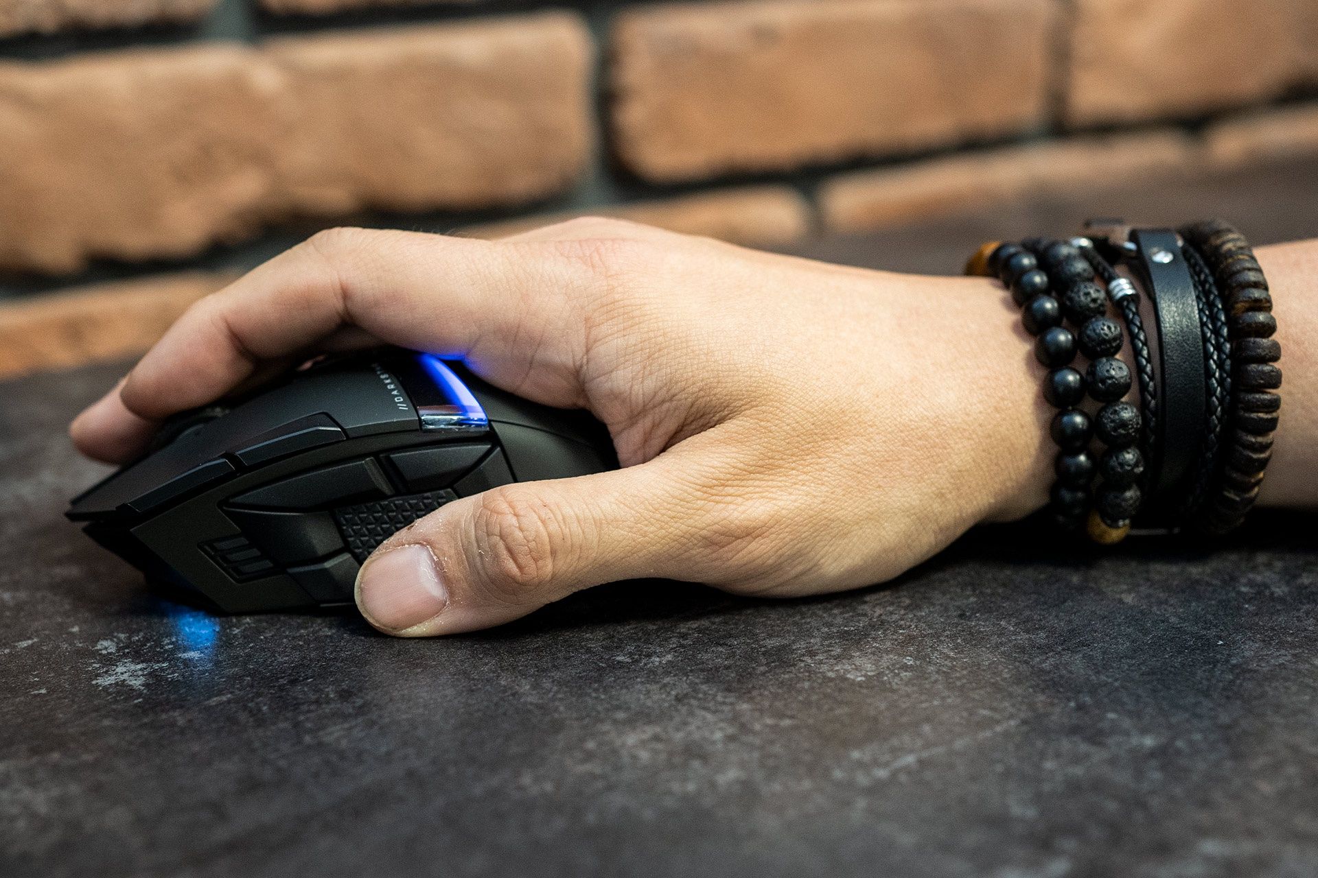 Corsair Darkstar Wireless - dłoń na myszce