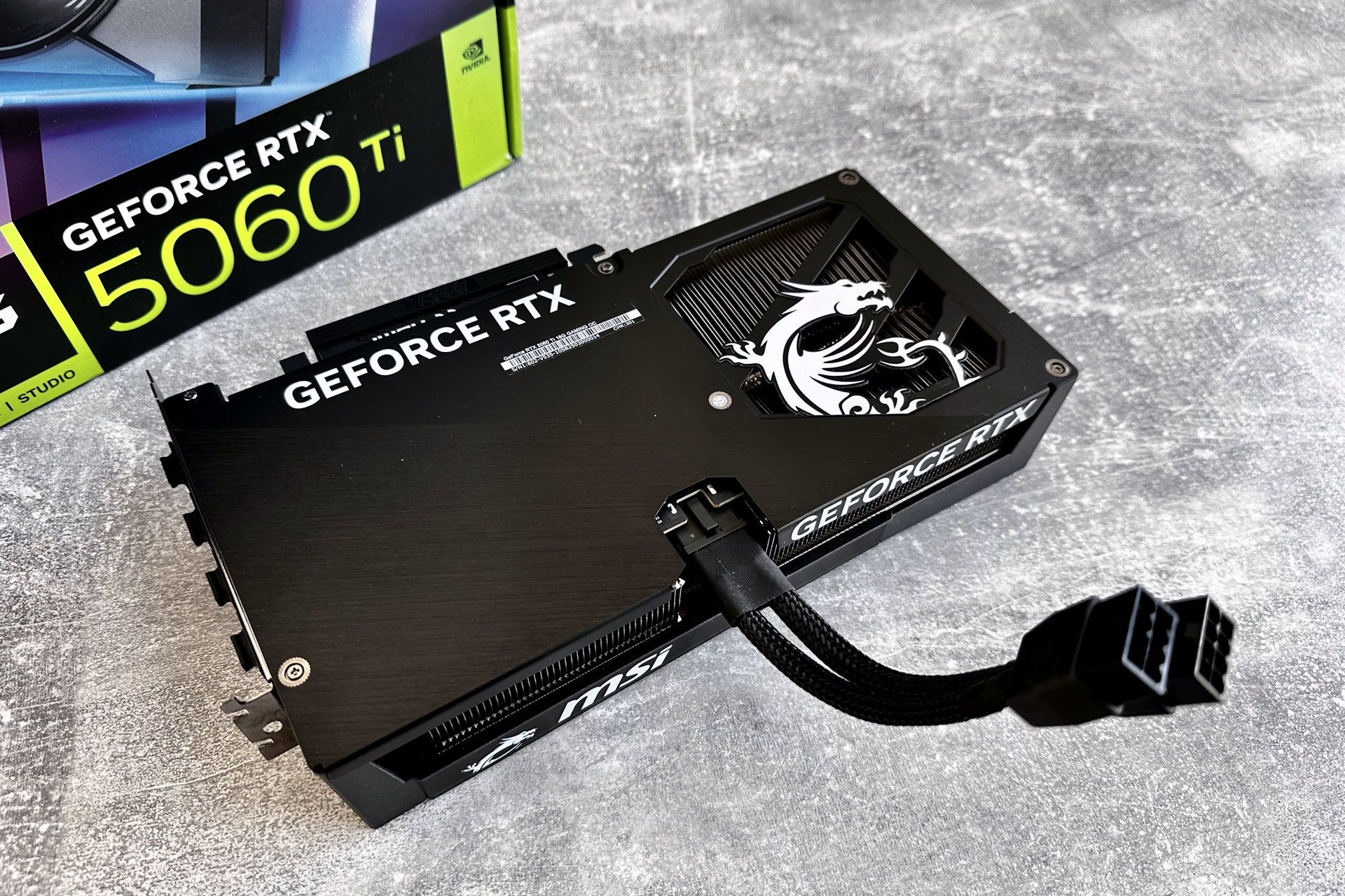 MSI GeForce RTX 5060 Ti Gaming OC - adapter zasilania