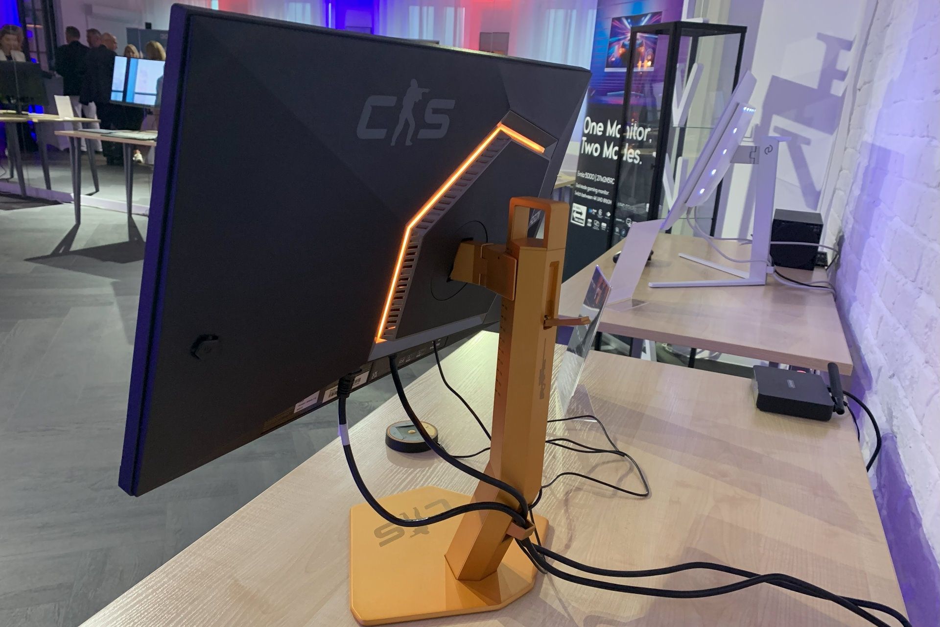 Prezentacja monitorów Philips i AOC - AOC CS24A z tyłu
