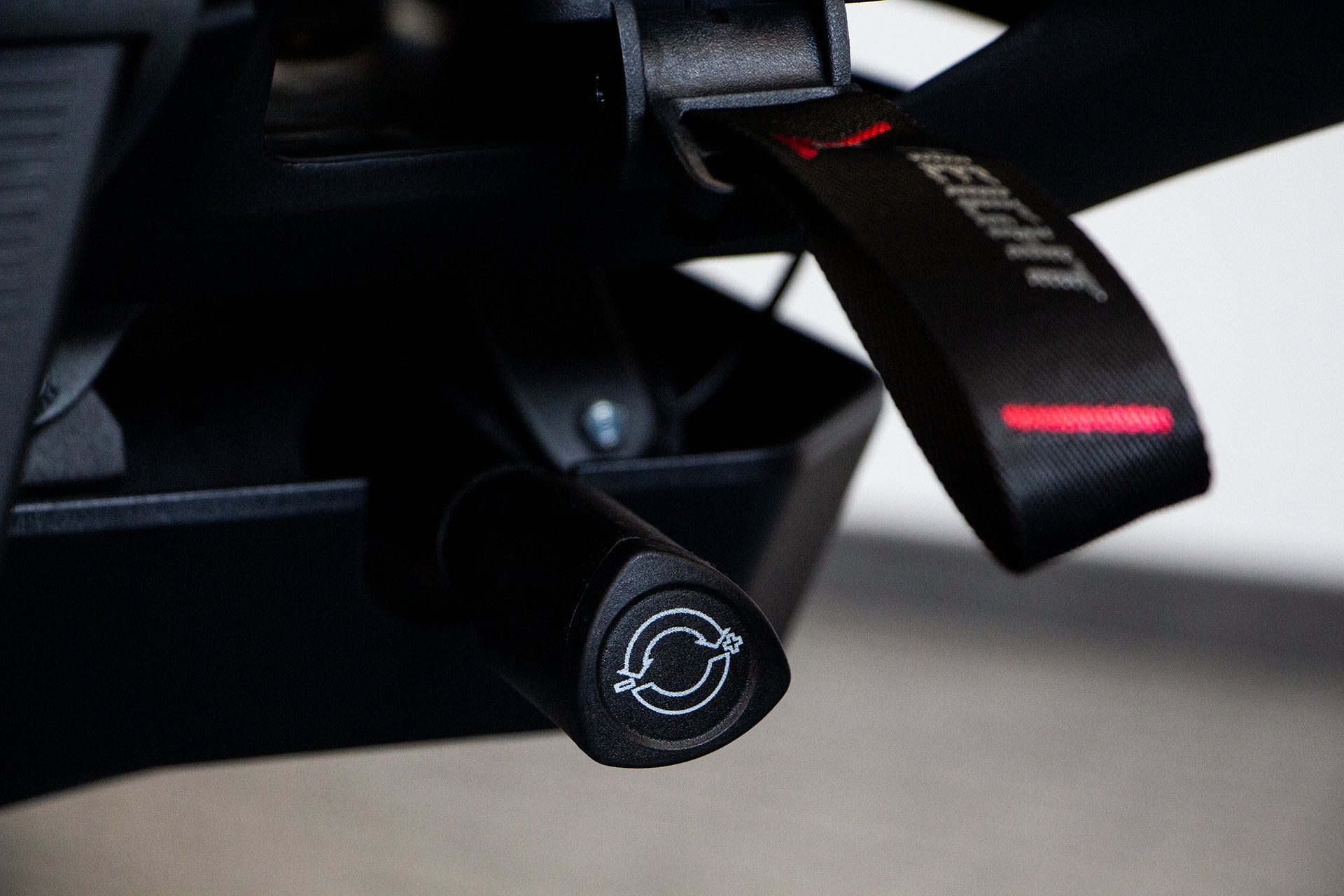 Asus ROG Destrier Ergo - pokrętło naprężenia oparcia