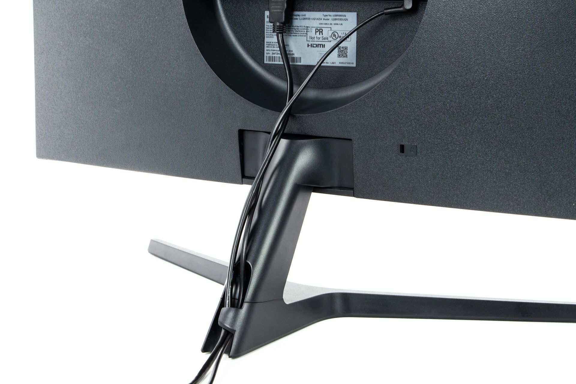 Samsung U28R550U - prowadnica na kable