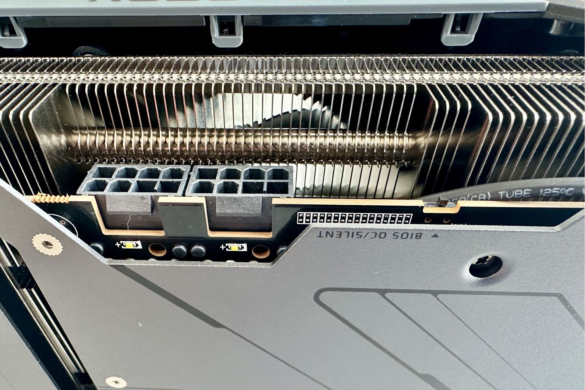 Gigabyte Radeon RX 7900 GRE Gaming OC - przełącznik bios i złacza zasilania 8-pin