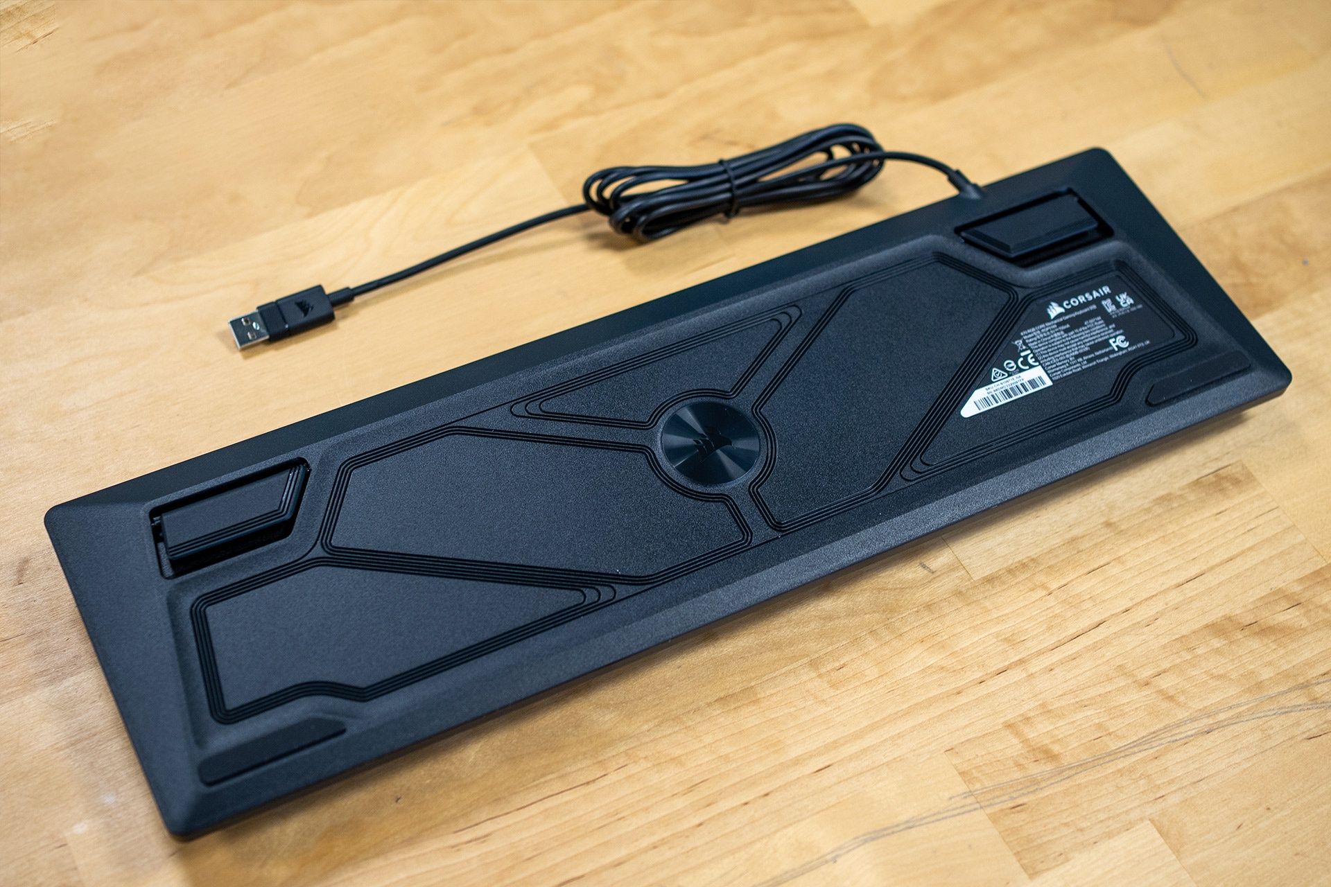 Corsair K70 Core - spód klawiatury i gumowany kabel