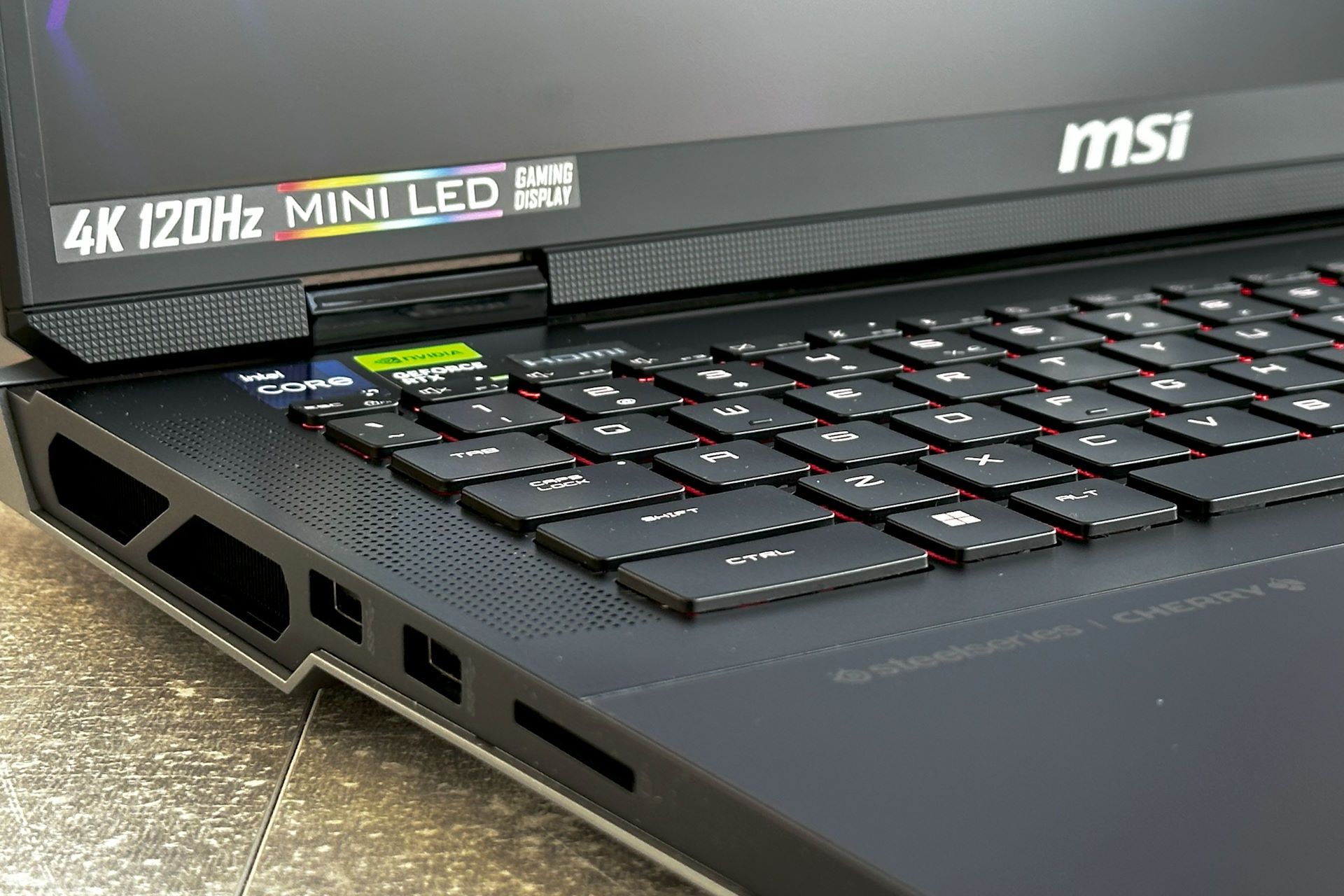 MSI Titan 18 HX A14V - klawisze